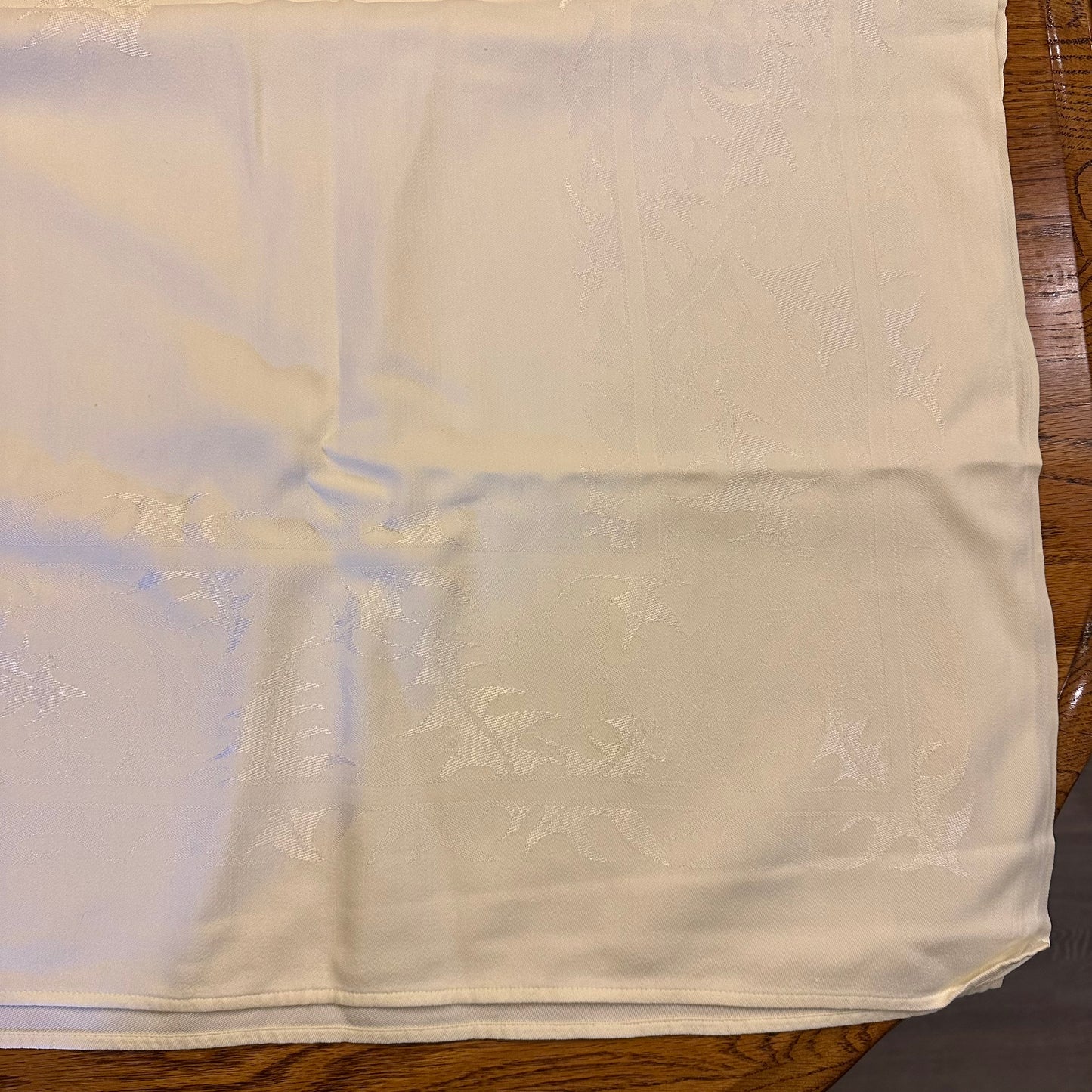 Light Green Damask Tablecloth, 70 X 53, Leaf design