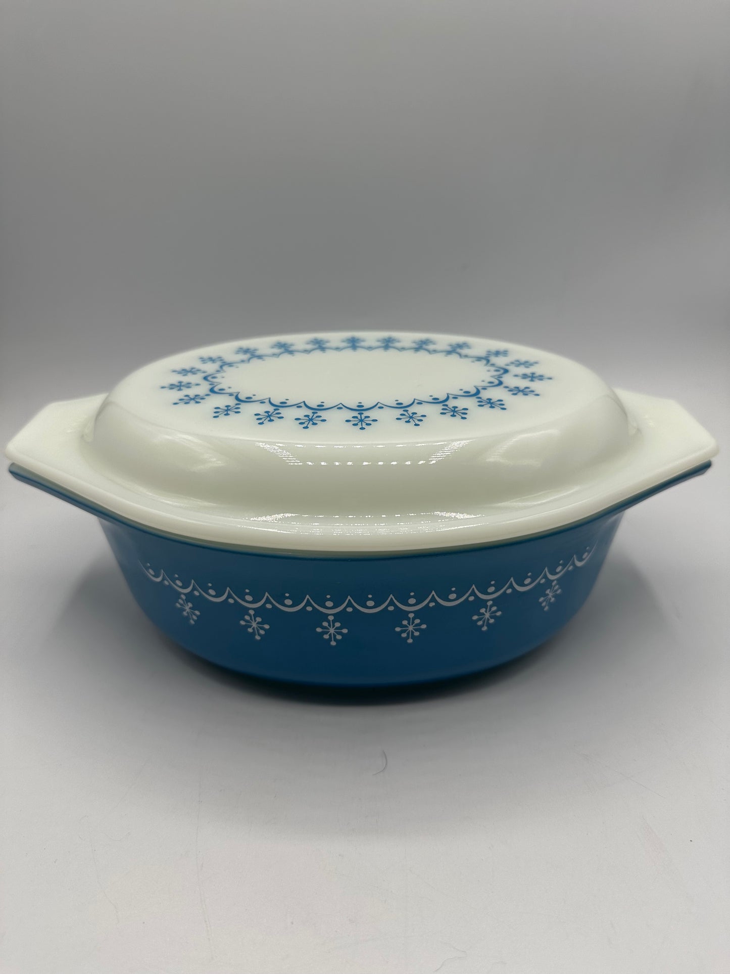 Pyrex Snowflake Garland Pattern 1 1/2 Qt 043