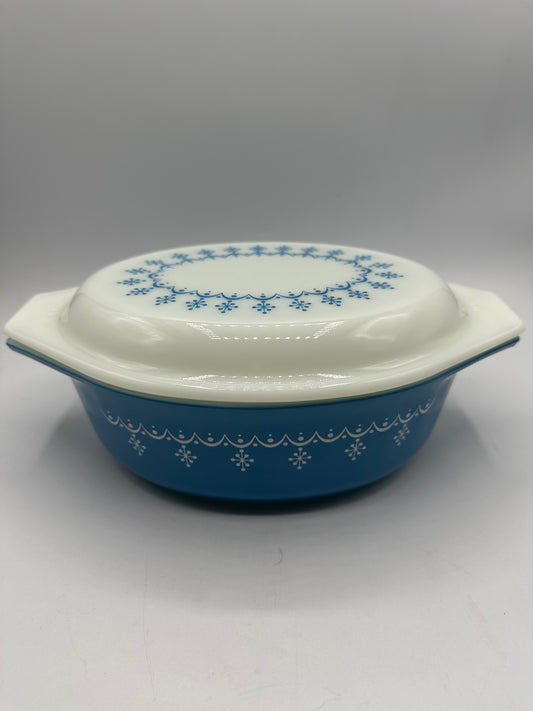 Pyrex Snowflake Garland Pattern 1 1/2 Qt 043