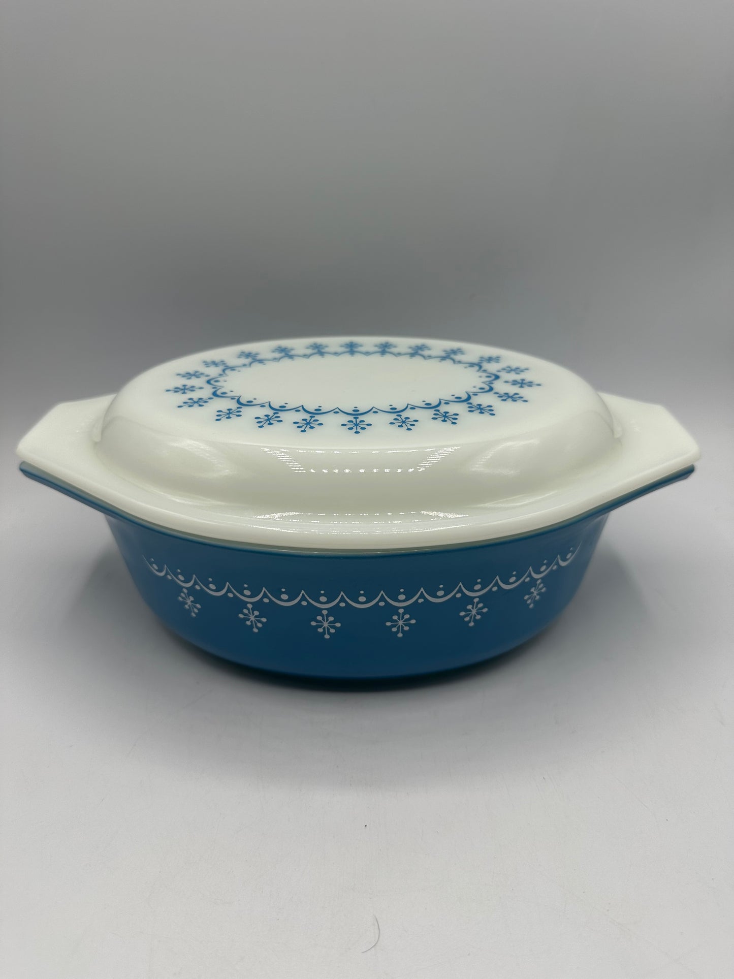 Pyrex Snowflake Garland Pattern 1 1/2 Qt 043