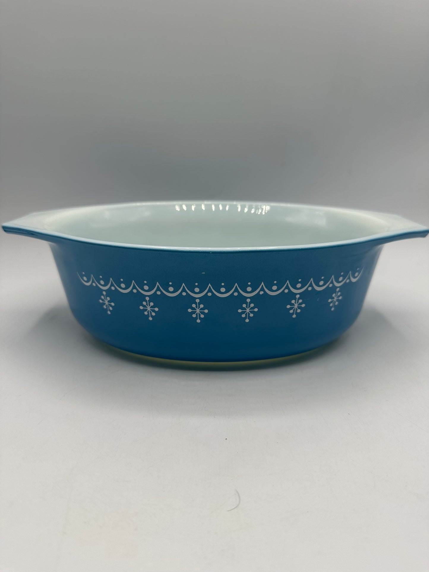 Pyrex Snowflake Garland Pattern 1 1/2 Qt 043
