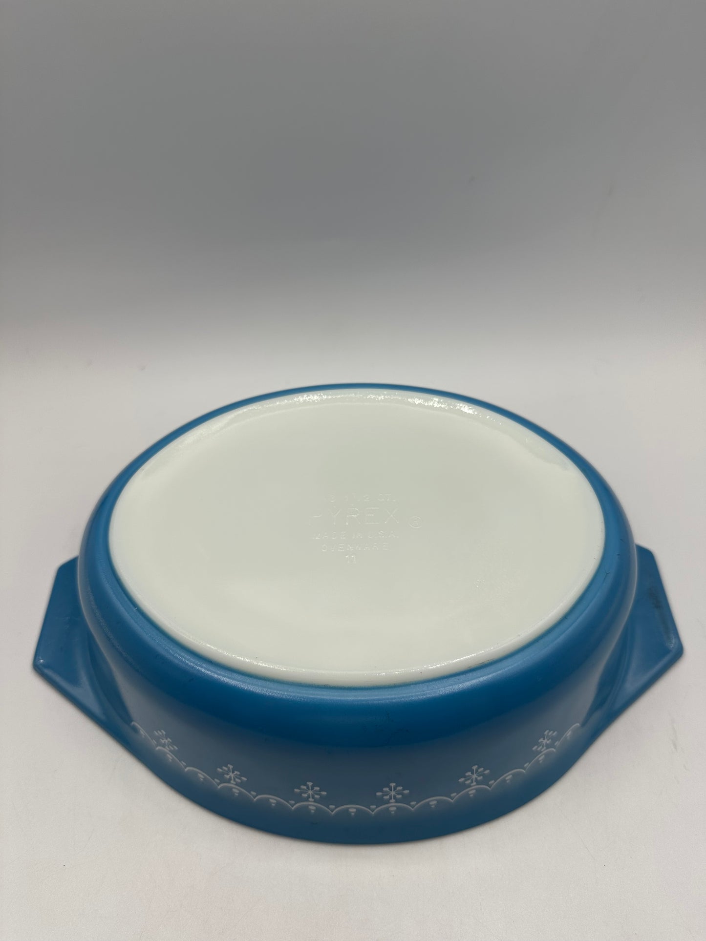 Pyrex Snowflake Garland Pattern 1 1/2 Qt 043