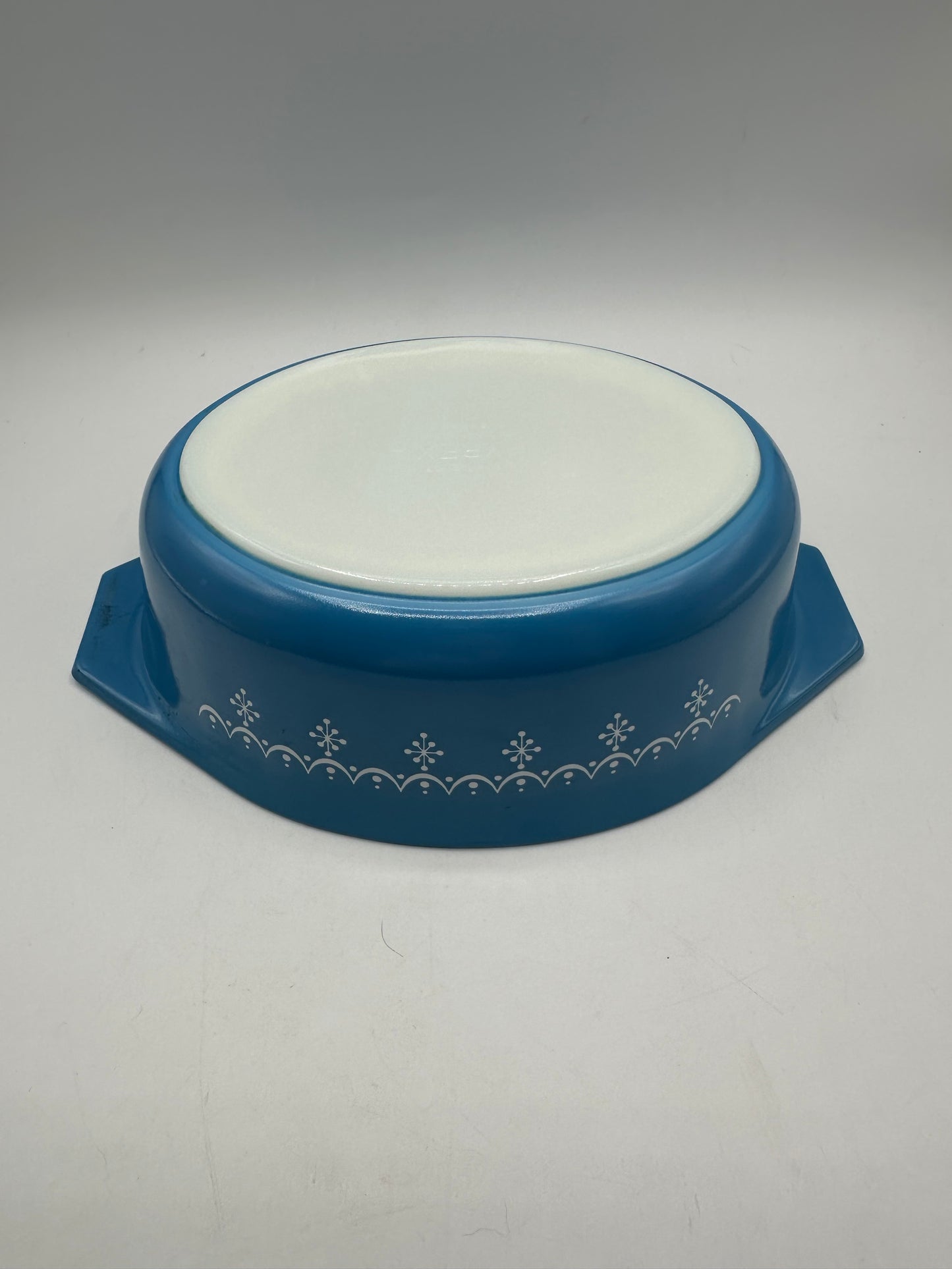 Pyrex Snowflake Garland Pattern 1 1/2 Qt 043