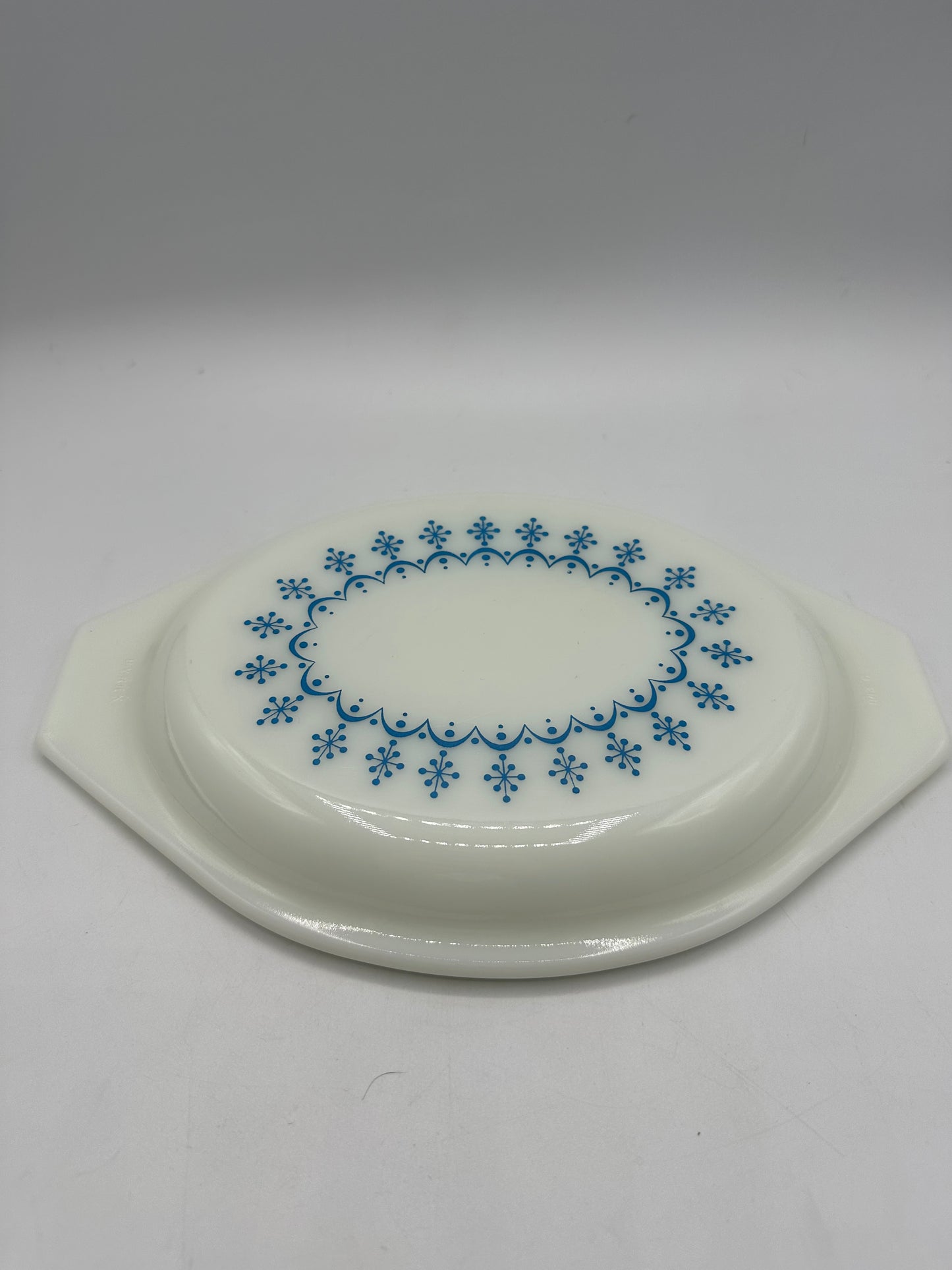 Pyrex Snowflake Garland Pattern 1 1/2 Qt 043
