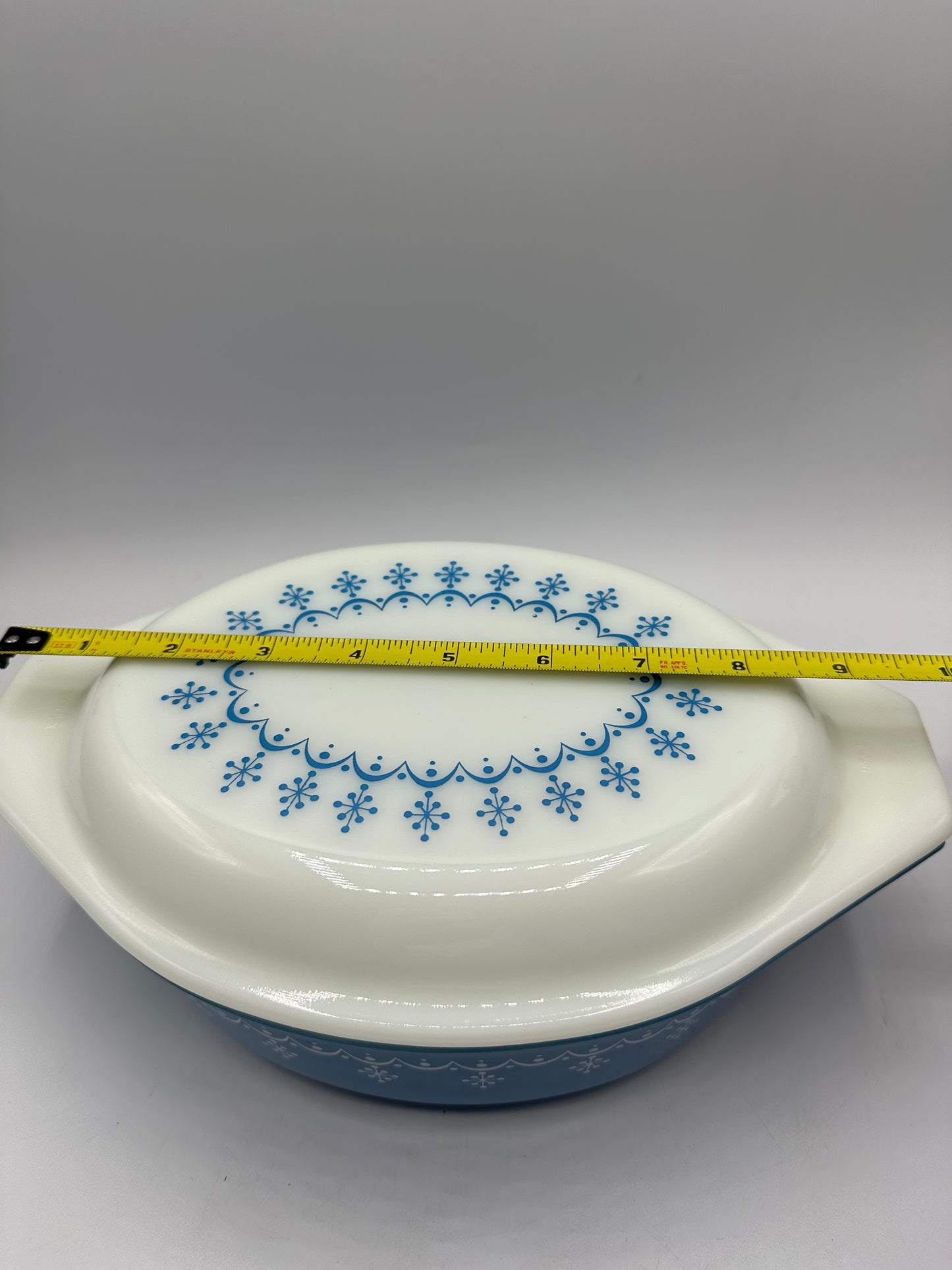 Pyrex Snowflake Garland Pattern 1 1/2 Qt 043