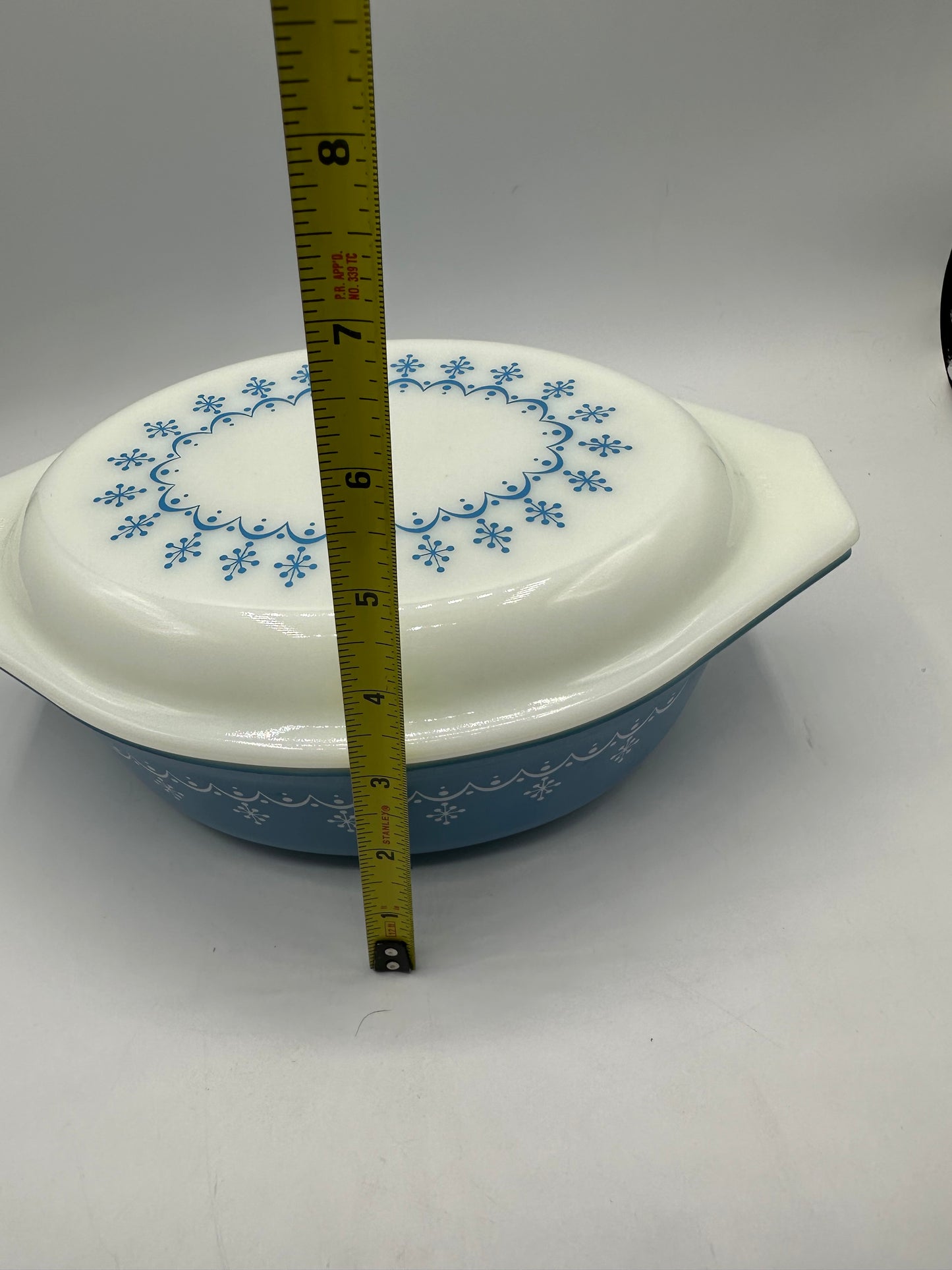 Pyrex Snowflake Garland Pattern 1 1/2 Qt 043