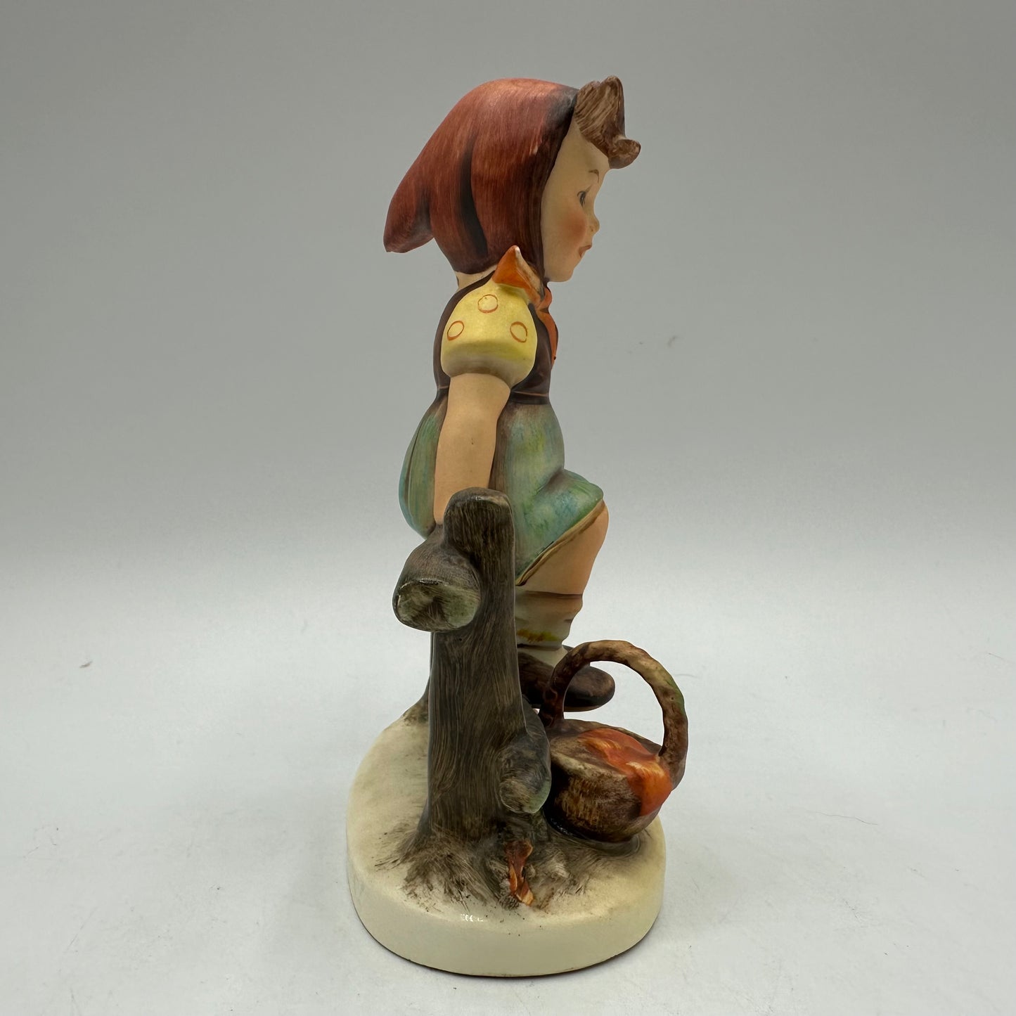 Goebel Hummel Figurine "Just Resting" TMK-2 (Full Bee) 1950-1955