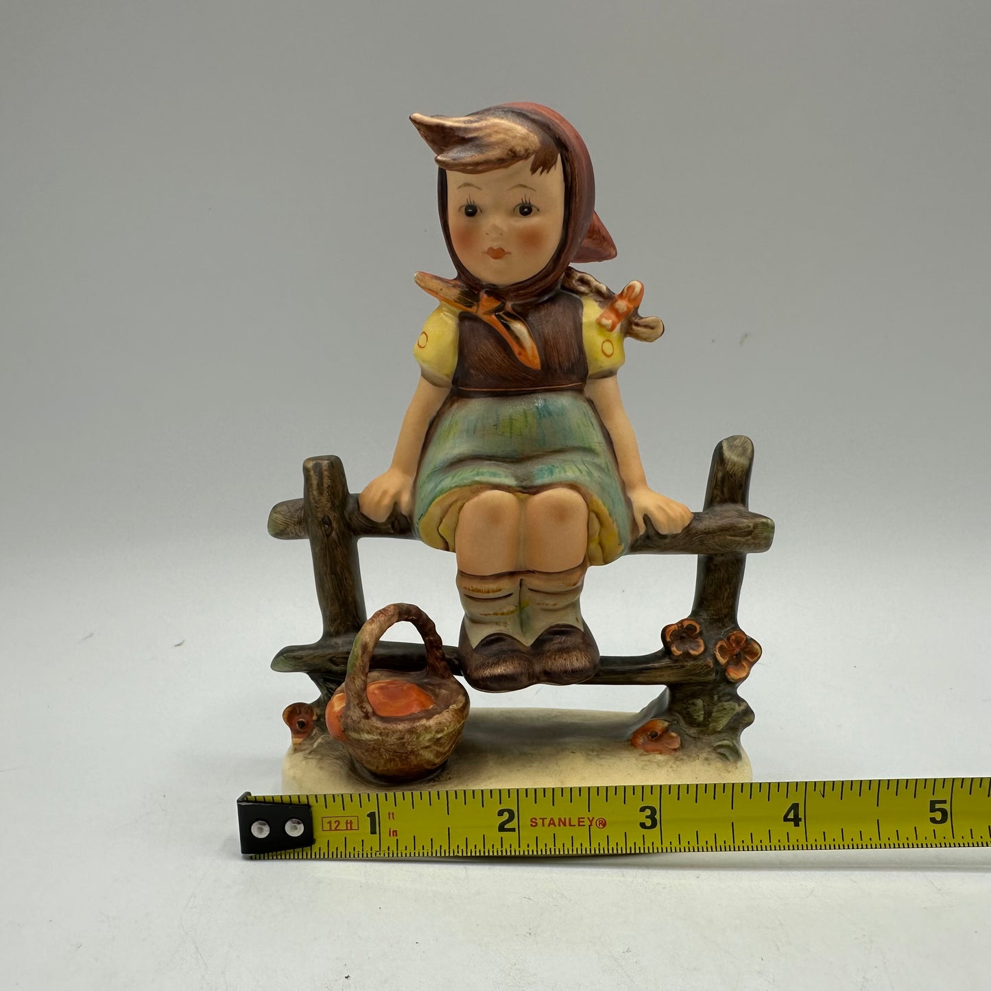 Goebel Hummel Figurine "Just Resting" TMK-2 (Full Bee) 1950-1955