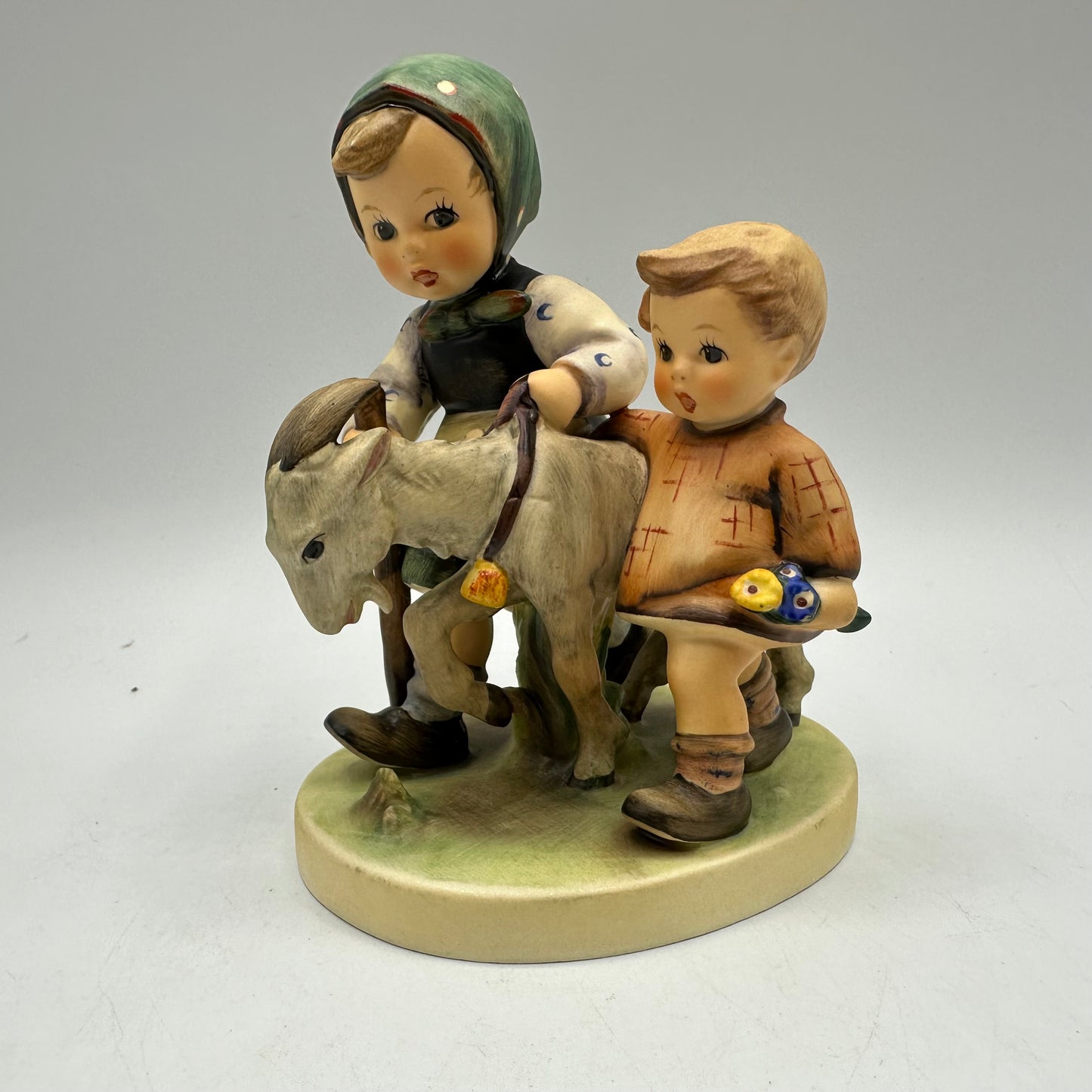 Goebel Hummel Figurine "Homeward Bound" TMK-5