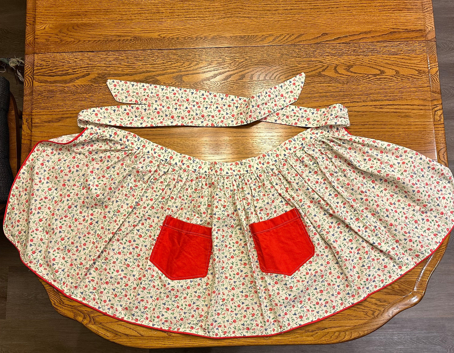 Aprons, Various Textiles, Lot of 4