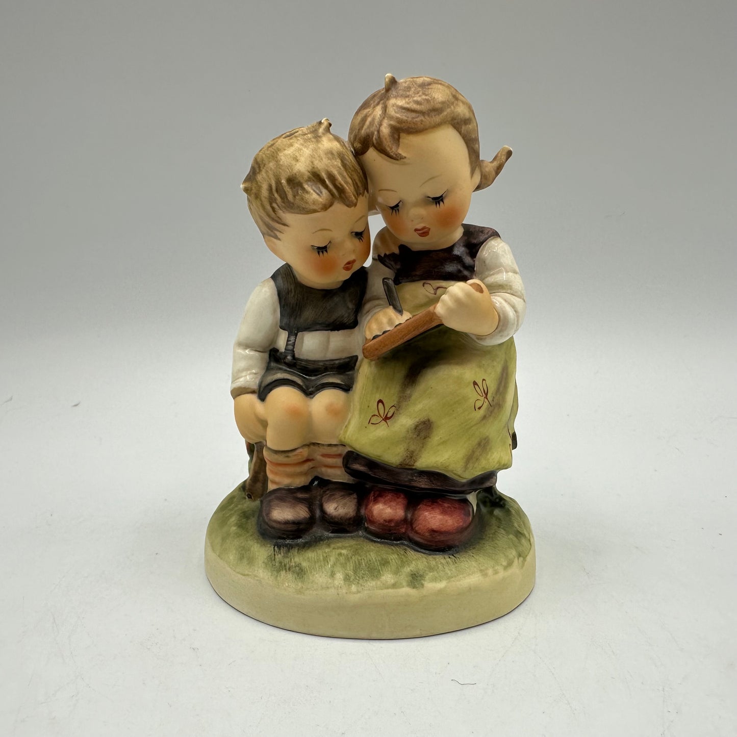 Goebel Hummel Figurine "Smart Little Sister" TMK-4