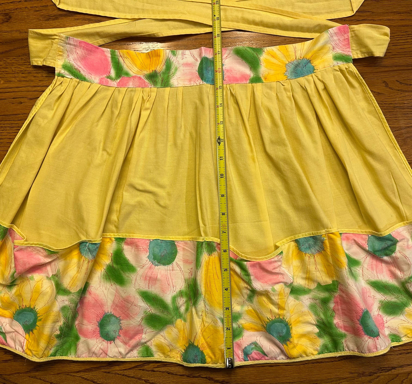 Aprons, Various Textiles, Lot of 4