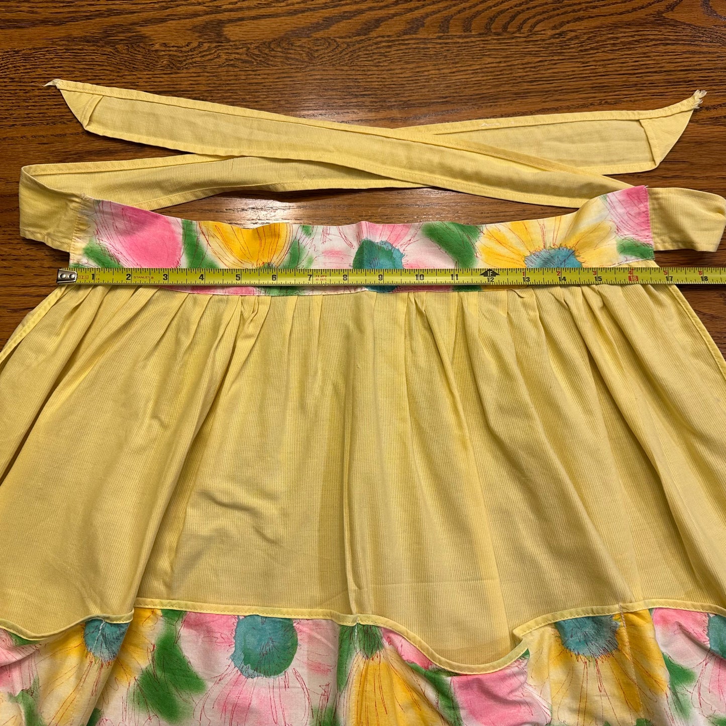 Aprons, Various Textiles, Lot of 4