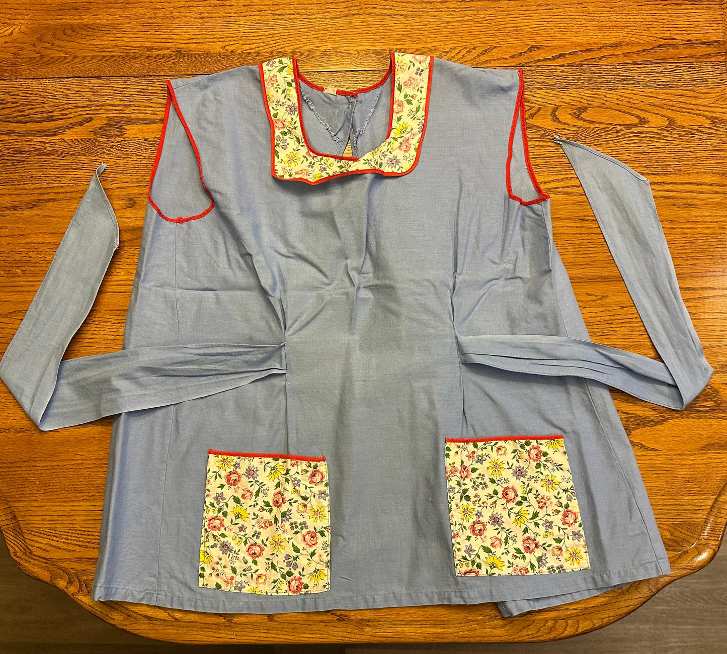 Aprons, Various Textiles, Lot of 4