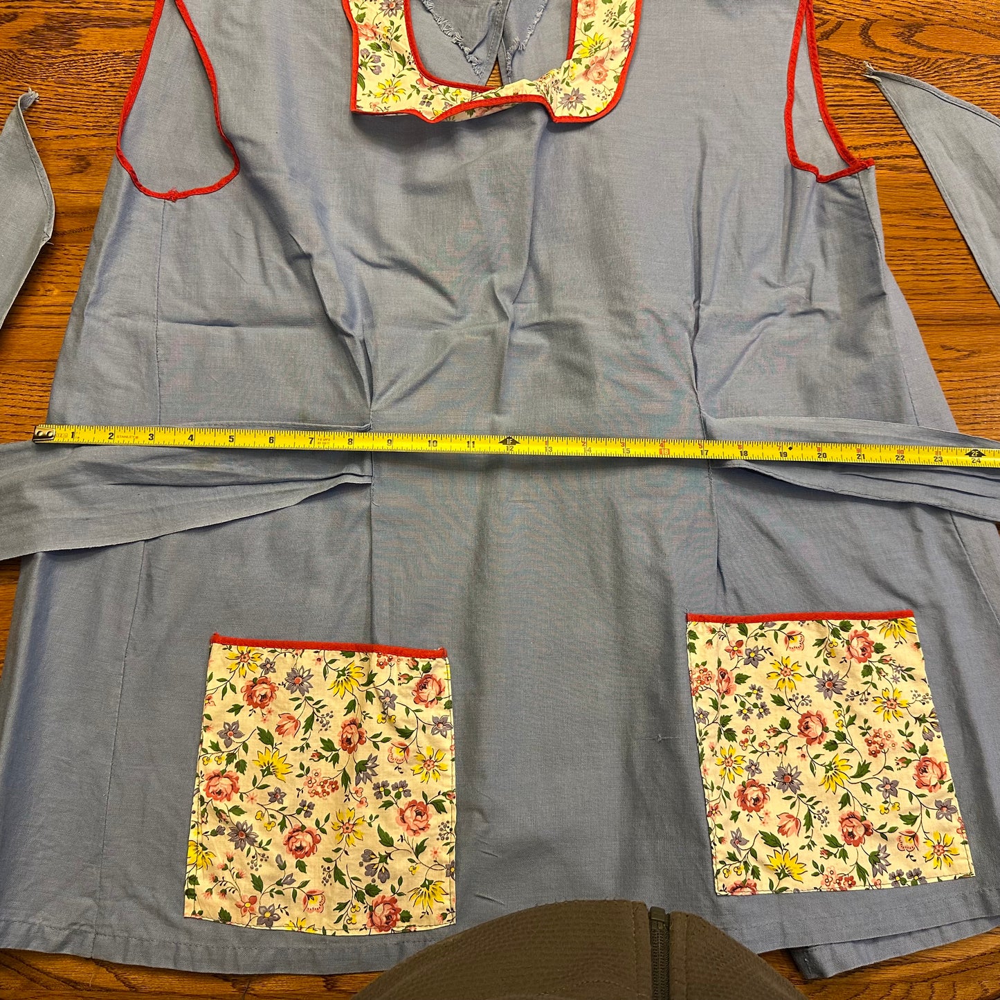 Aprons, Various Textiles, Lot of 4