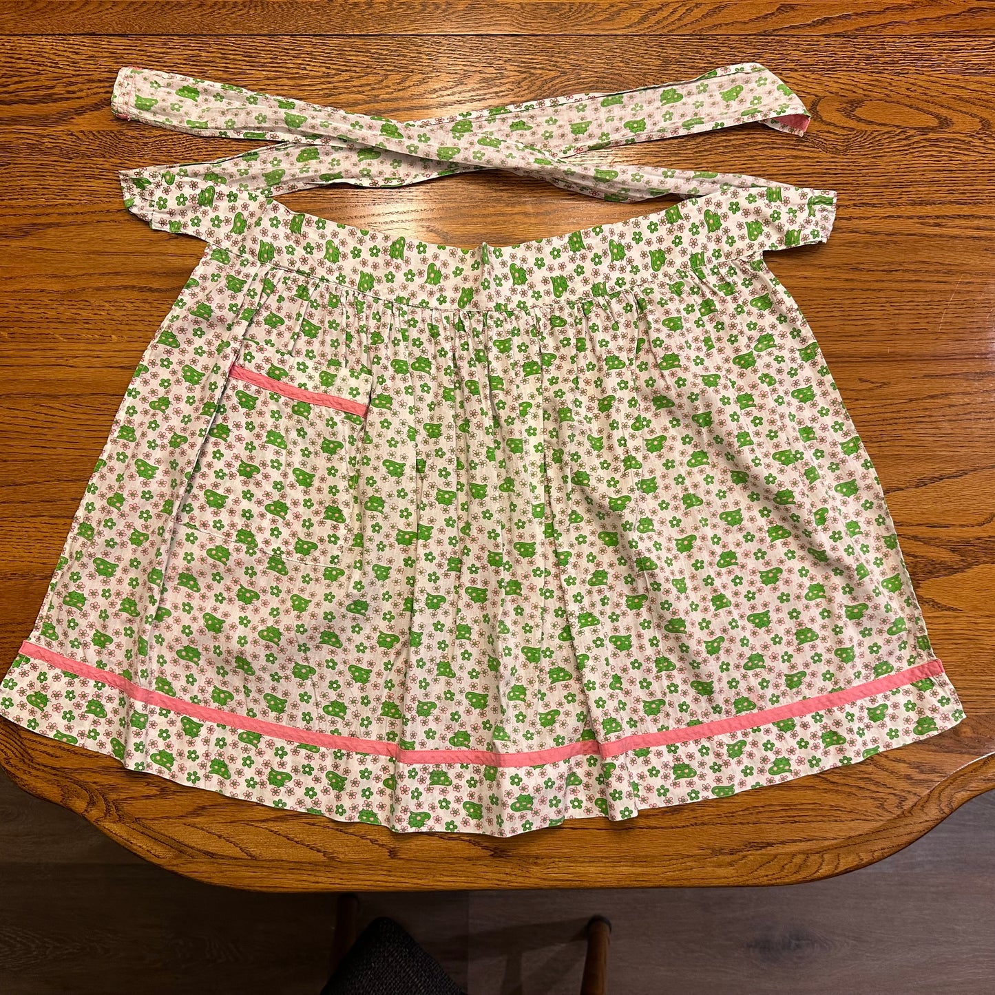 Aprons, Various Textiles, Lot of 4