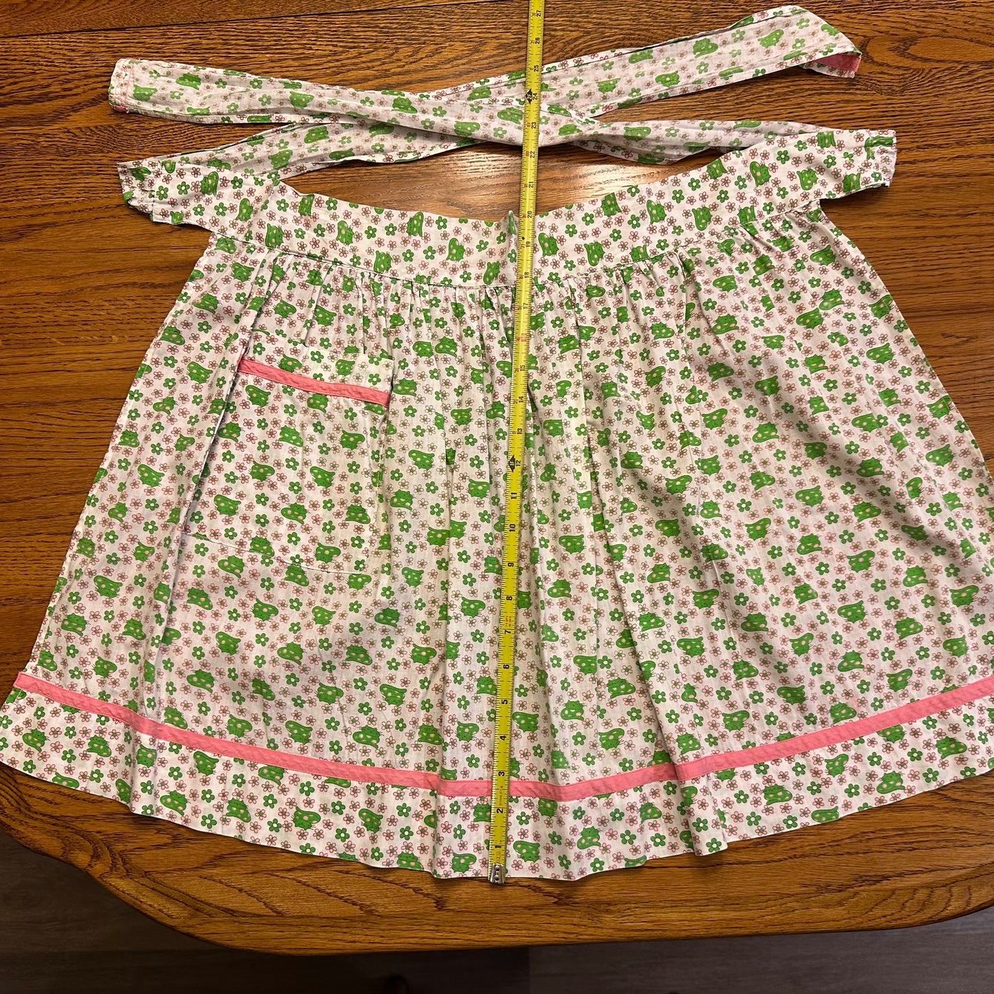 Aprons, Various Textiles, Lot of 4
