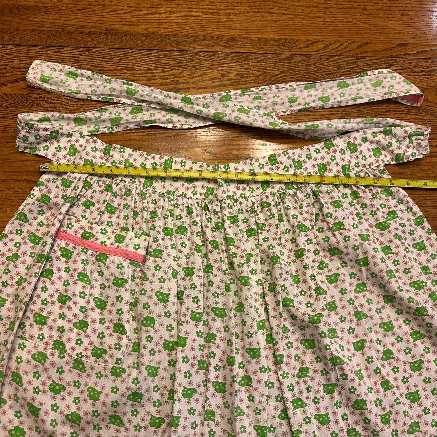 Aprons, Various Textiles, Lot of 4