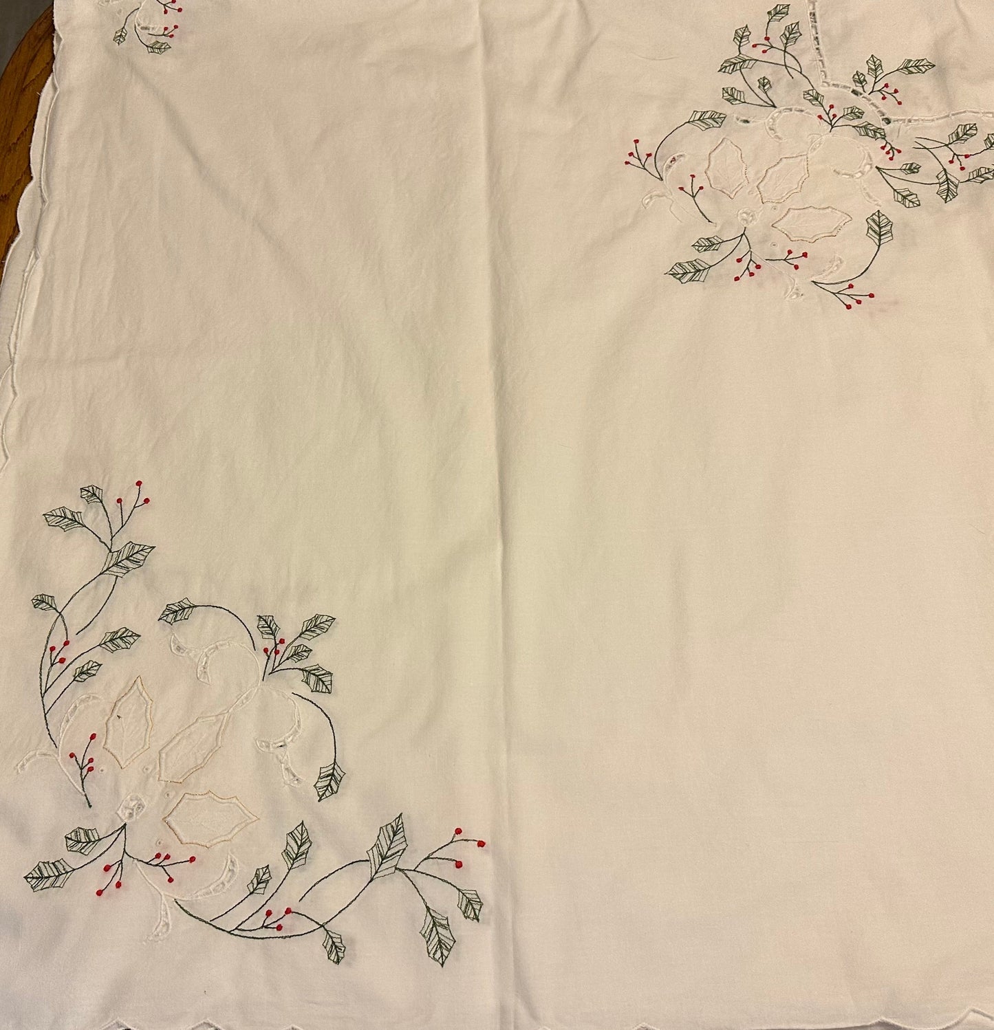 Holly and Berries Embroidered Tablecloth With 11 Napkins, 64 X 114