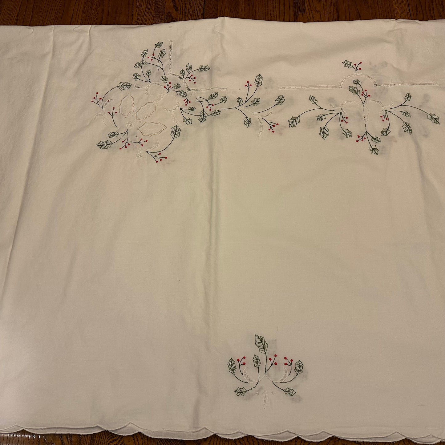 Holly and Berries Embroidered Tablecloth With 11 Napkins, 64 X 114