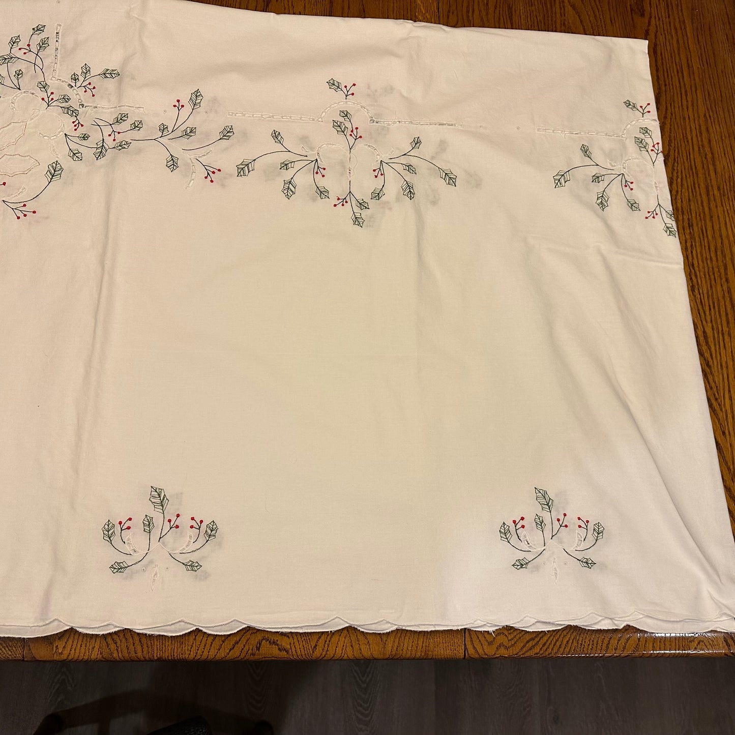 Holly and Berries Embroidered Tablecloth With 11 Napkins, 64 X 114