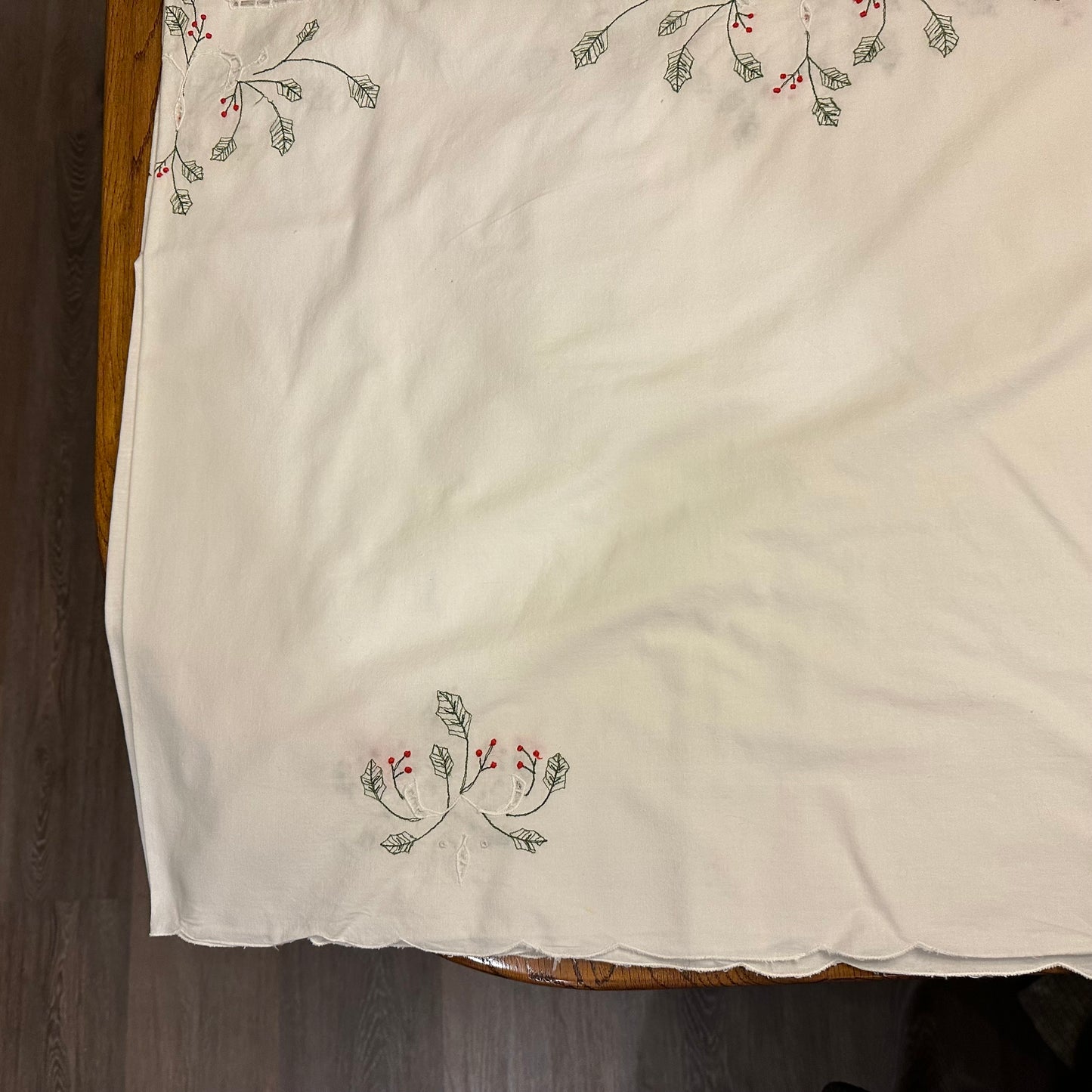 Holly and Berries Embroidered Tablecloth With 11 Napkins, 64 X 114