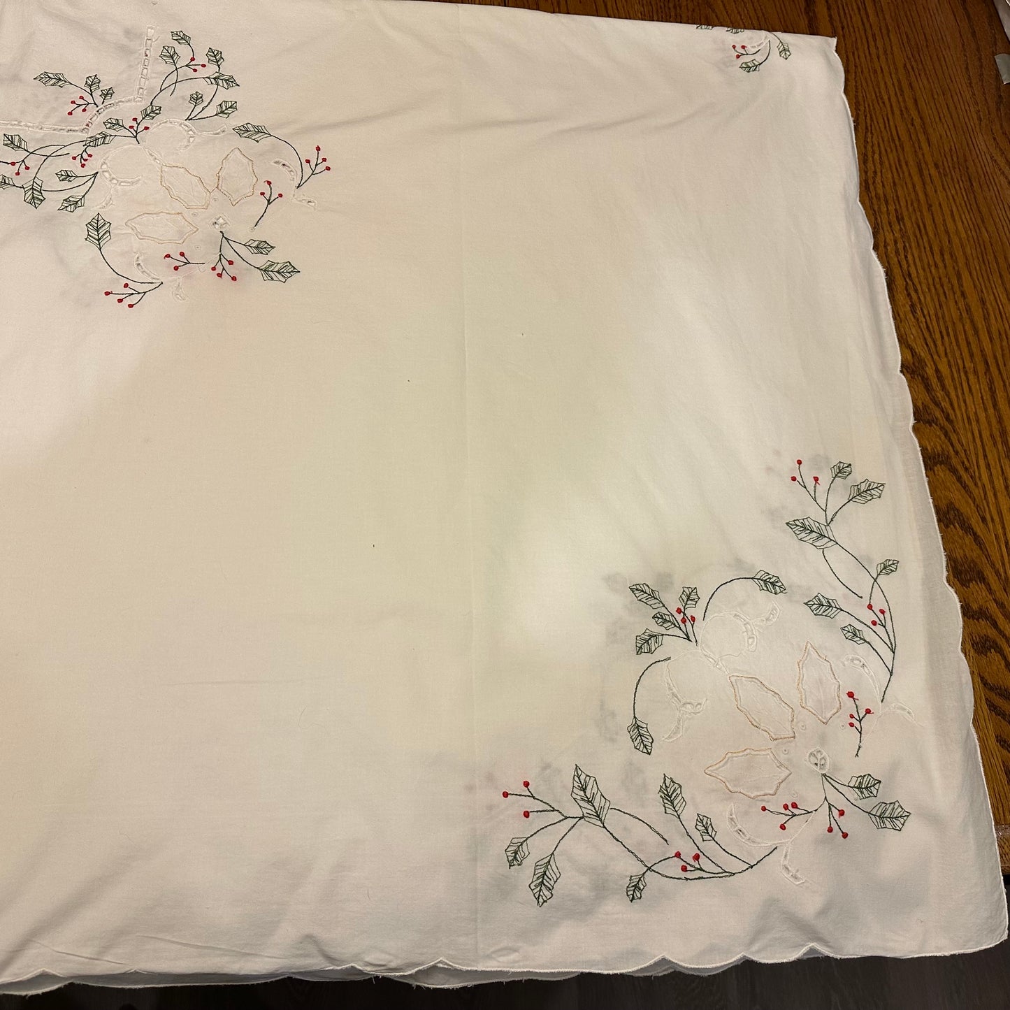 Holly and Berries Embroidered Tablecloth With 11 Napkins, 64 X 114