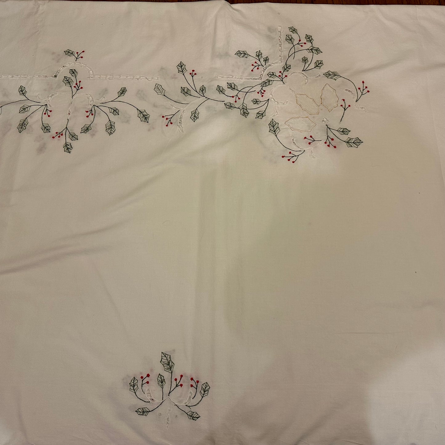 Holly and Berries Embroidered Tablecloth With 11 Napkins, 64 X 114