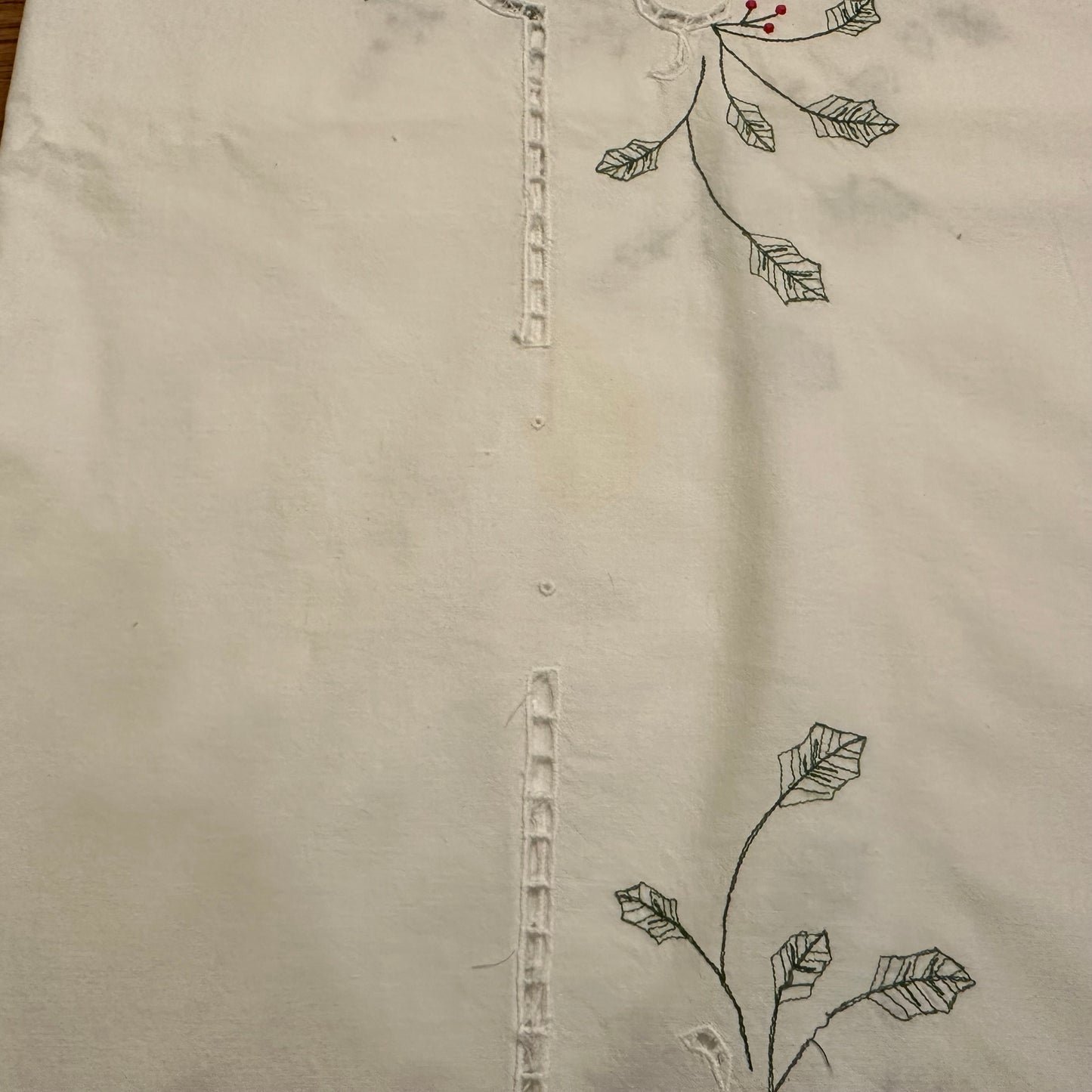 Holly and Berries Embroidered Tablecloth With 11 Napkins, 64 X 114