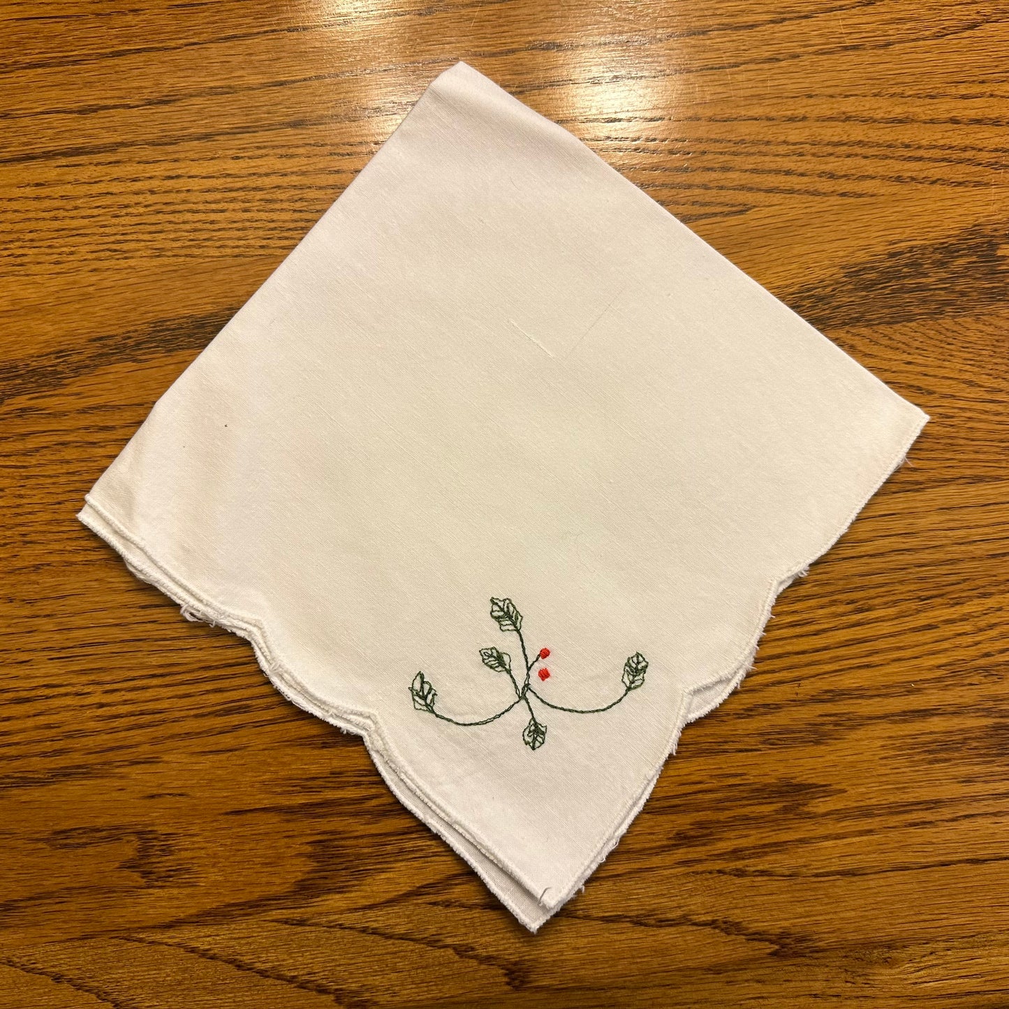 Holly and Berries Embroidered Tablecloth With 11 Napkins, 64 X 114