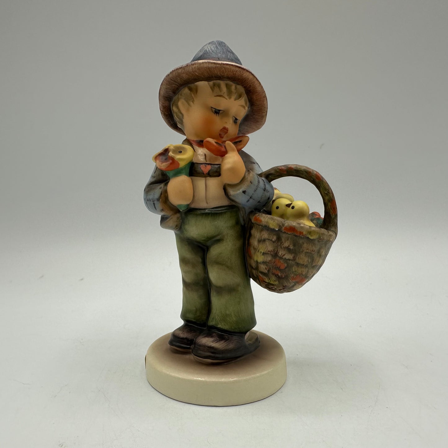 Goebel Hummel Figurine "Easter Greetings"  TMK-6