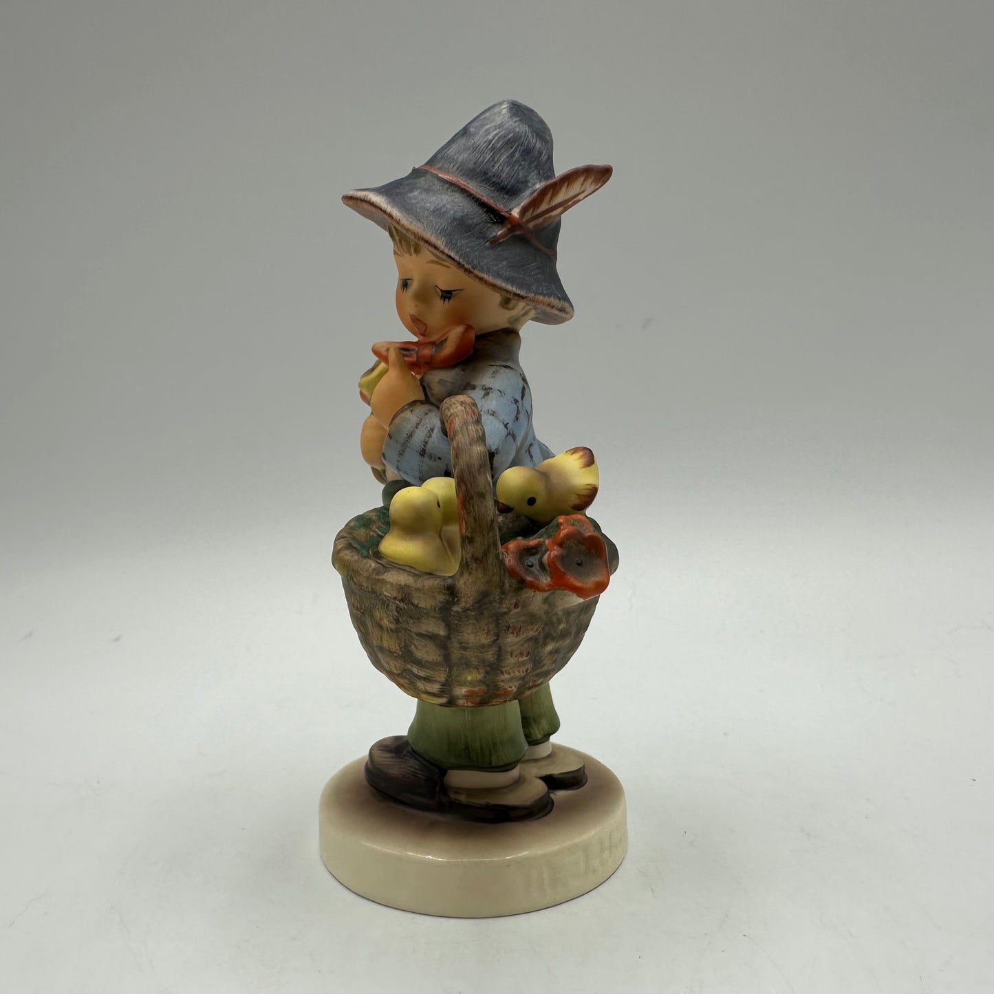 Goebel Hummel Figurine "Easter Greetings"  TMK-6