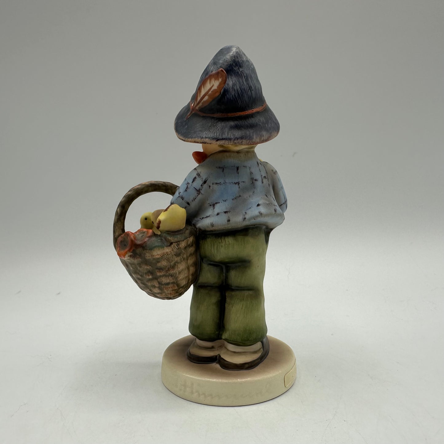 Goebel Hummel Figurine "Easter Greetings"  TMK-6