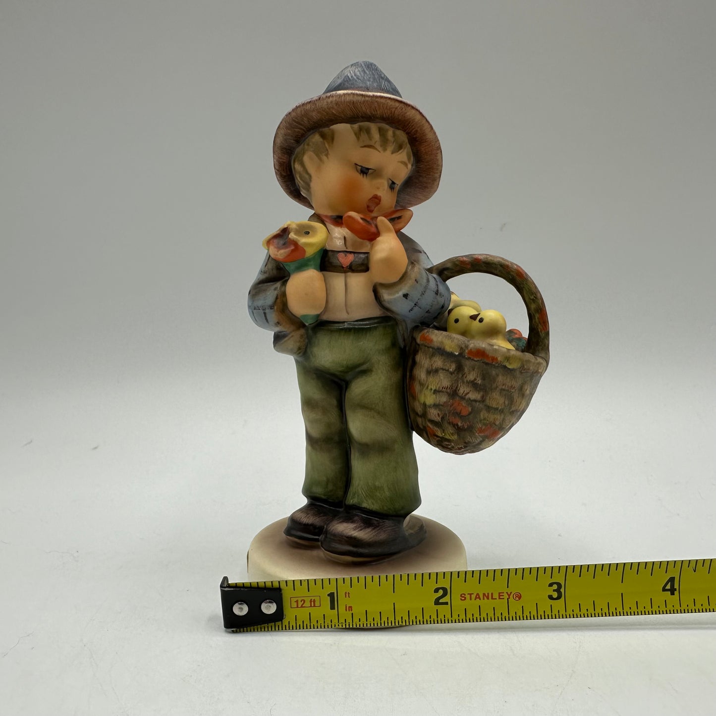 Goebel Hummel Figurine "Easter Greetings"  TMK-6