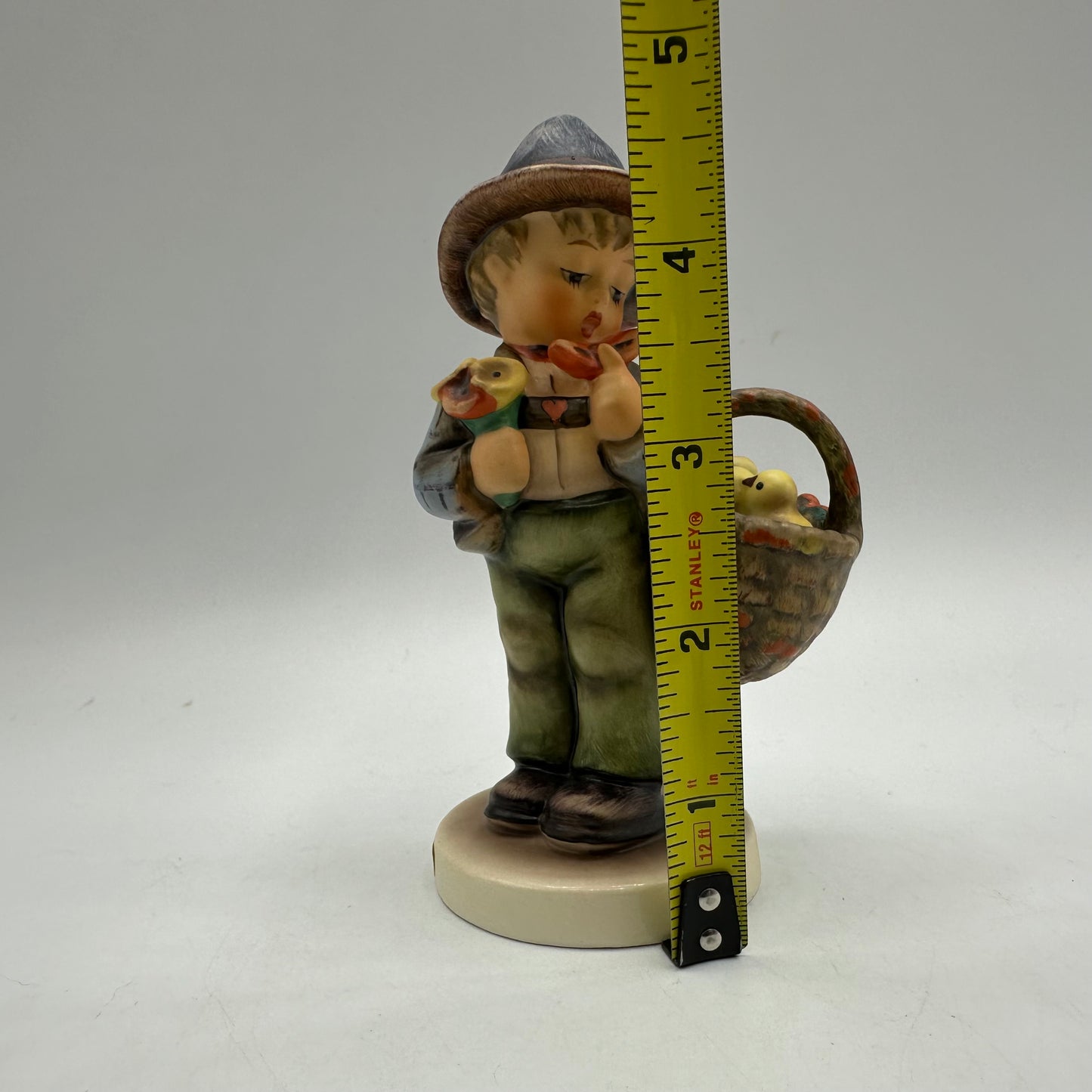 Goebel Hummel Figurine "Easter Greetings"  TMK-6