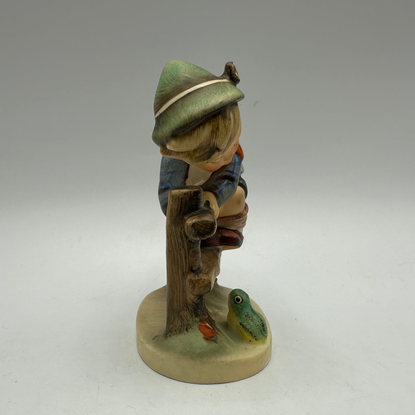 Goebel Hummel Figurine "Retreat to Safety"  TMK-2 Full Bee