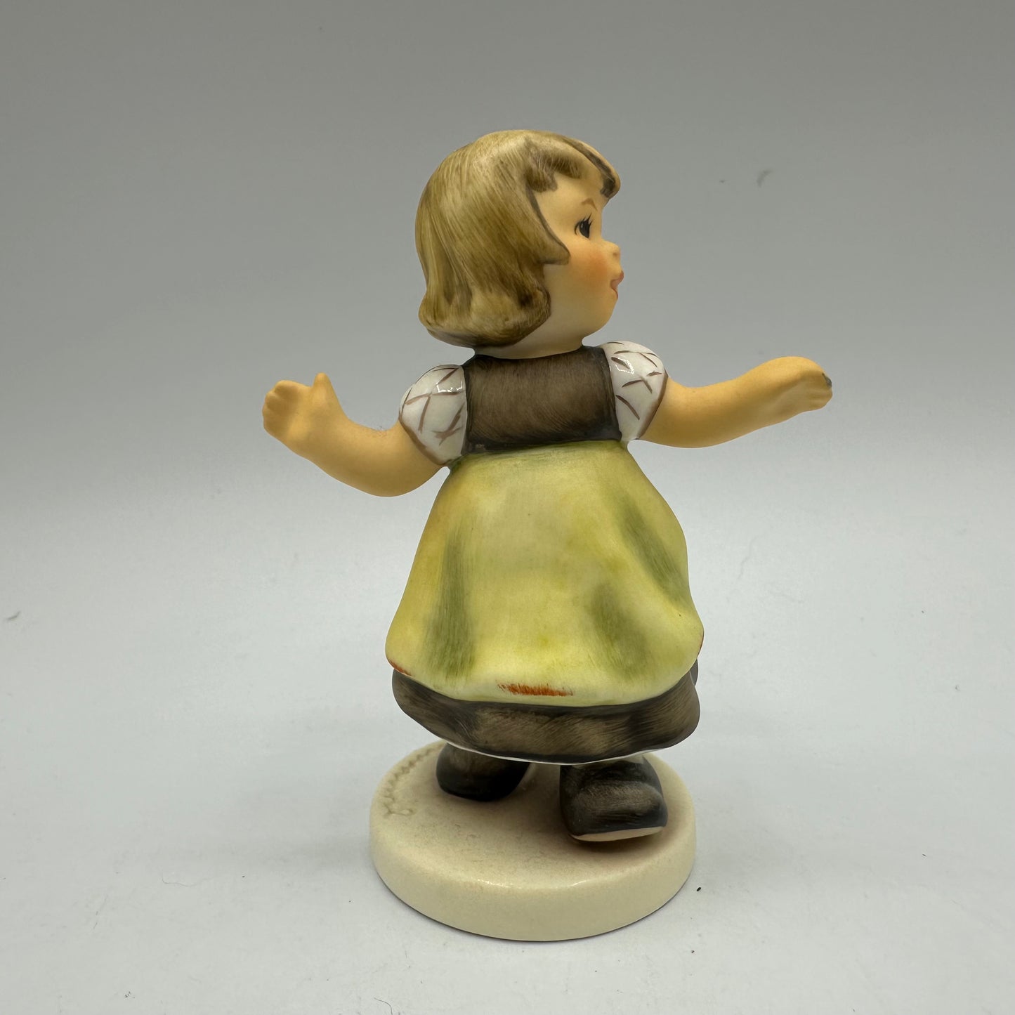 Goebel MI Hummel Club Figurine, Year 2007/08, "Spring Waltz"