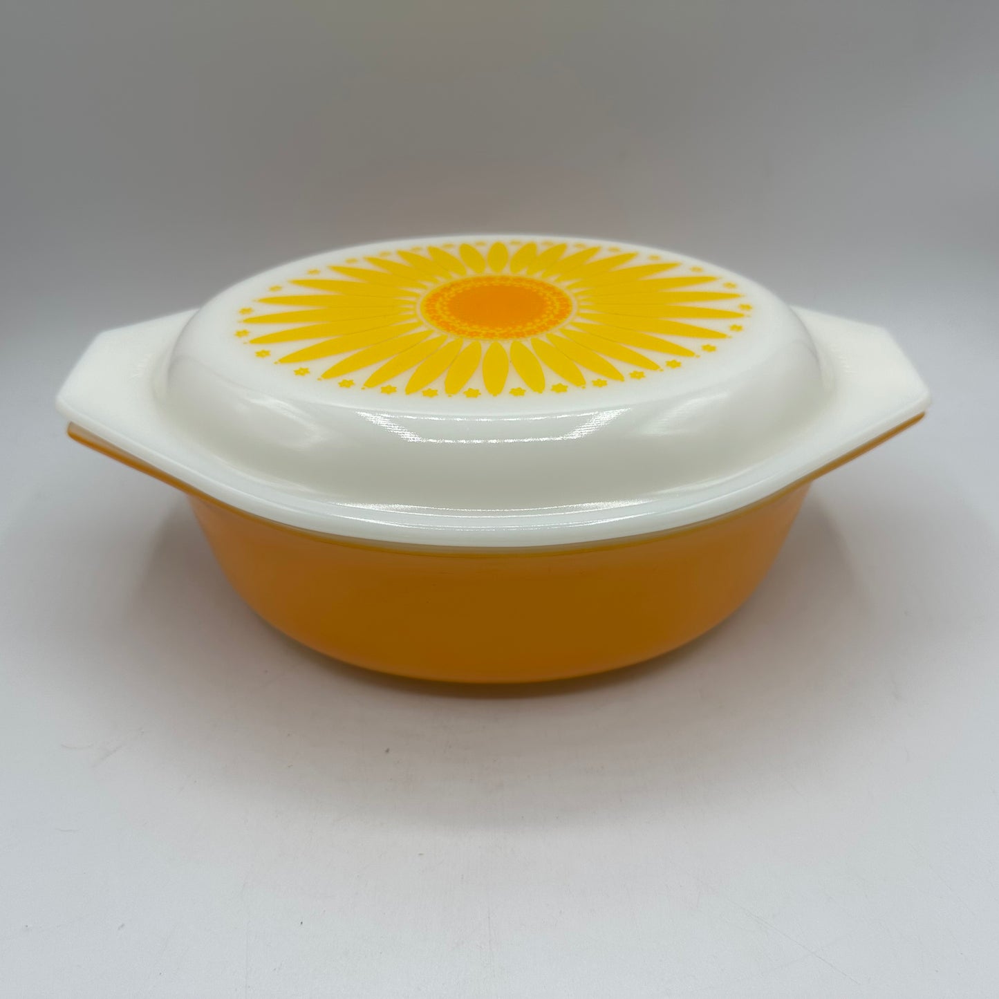 Pyrex Sunburst Daisy 1 1/2 Qt 043 1970s
