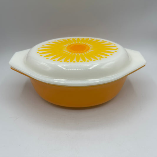 Pyrex Sunburst Daisy 1 1/2 Qt 043 1970s