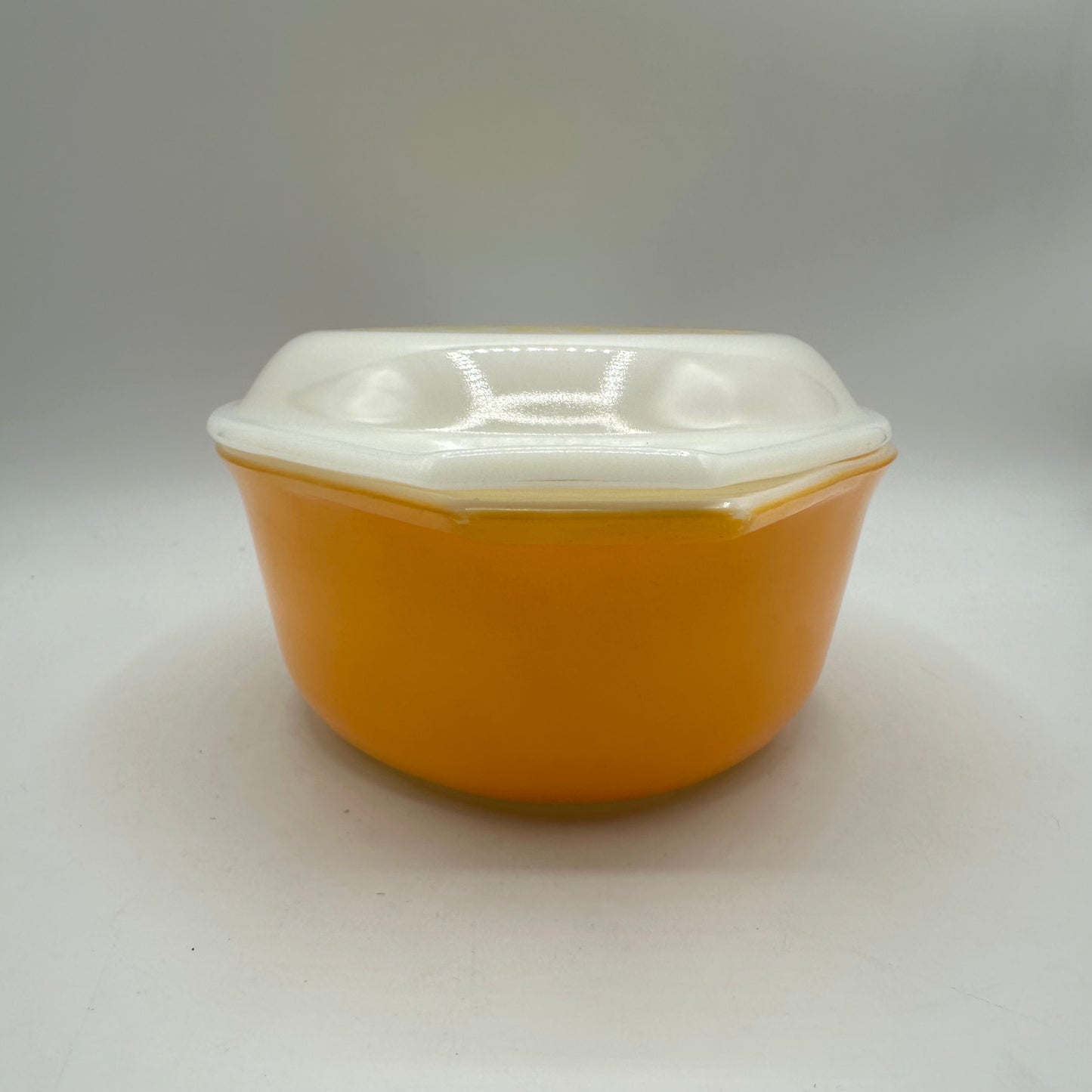 Pyrex Sunburst Daisy 1 1/2 Qt 043 1970s