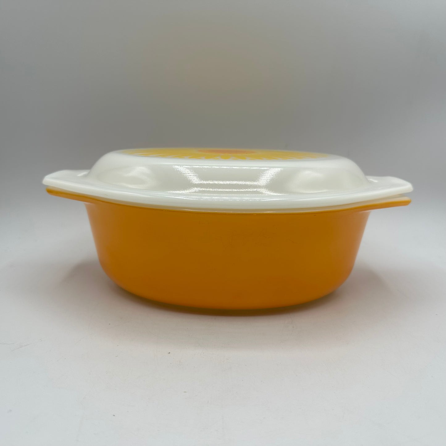 Pyrex Sunburst Daisy 1 1/2 Qt 043 1970s