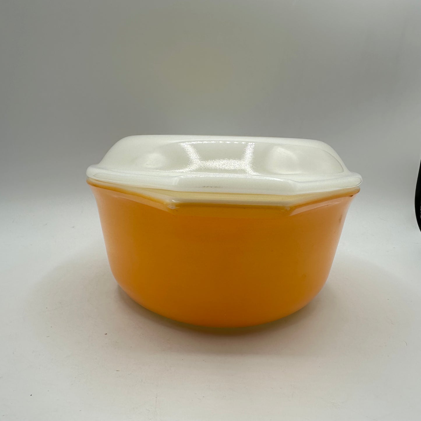 Pyrex Sunburst Daisy 1 1/2 Qt 043 1970s