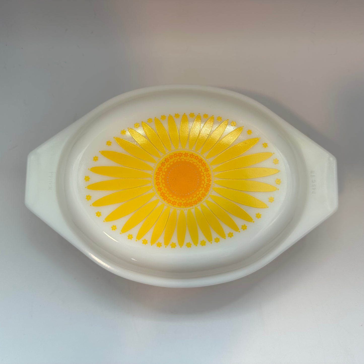 Pyrex Sunburst Daisy 1 1/2 Qt 043 1970s