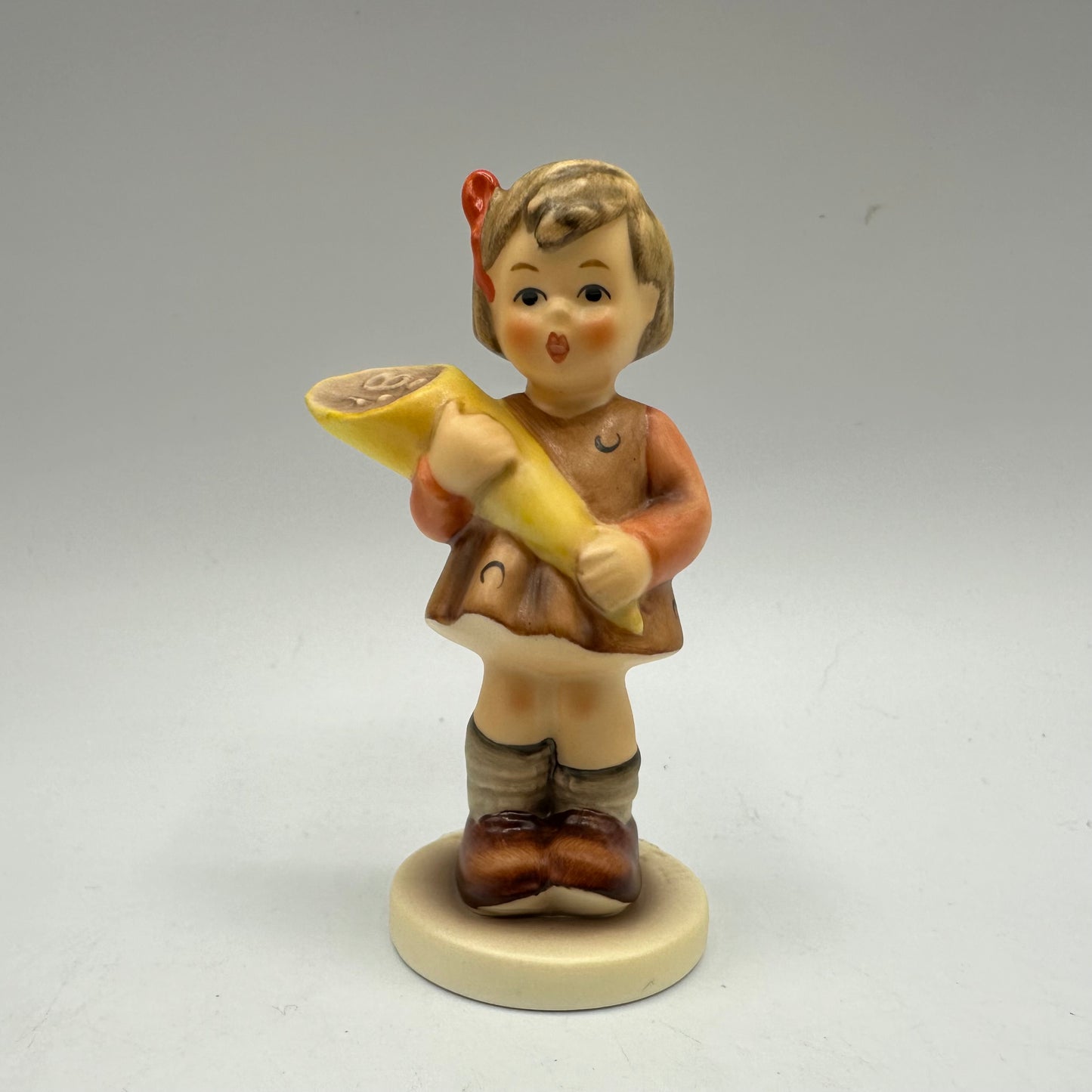 Goebel MI Hummel Club Figurine, Year 1993/94, "A Sweet Offering"