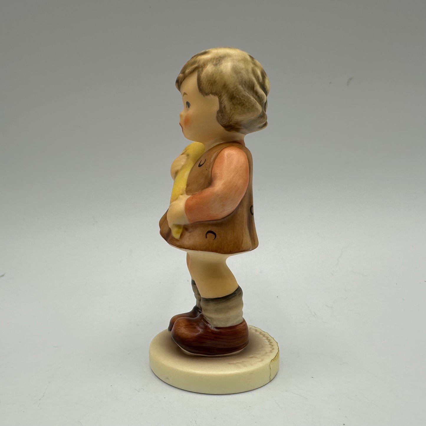 Goebel MI Hummel Club Figurine, Year 1993/94, "A Sweet Offering"