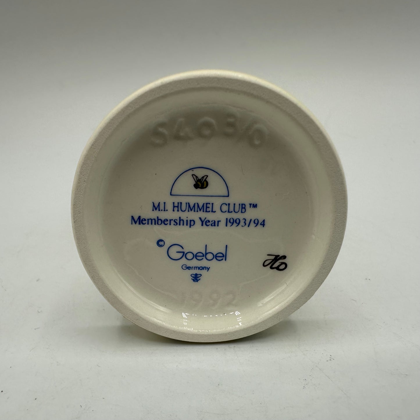 Goebel MI Hummel Club Figurine, Year 1993/94, "A Sweet Offering"