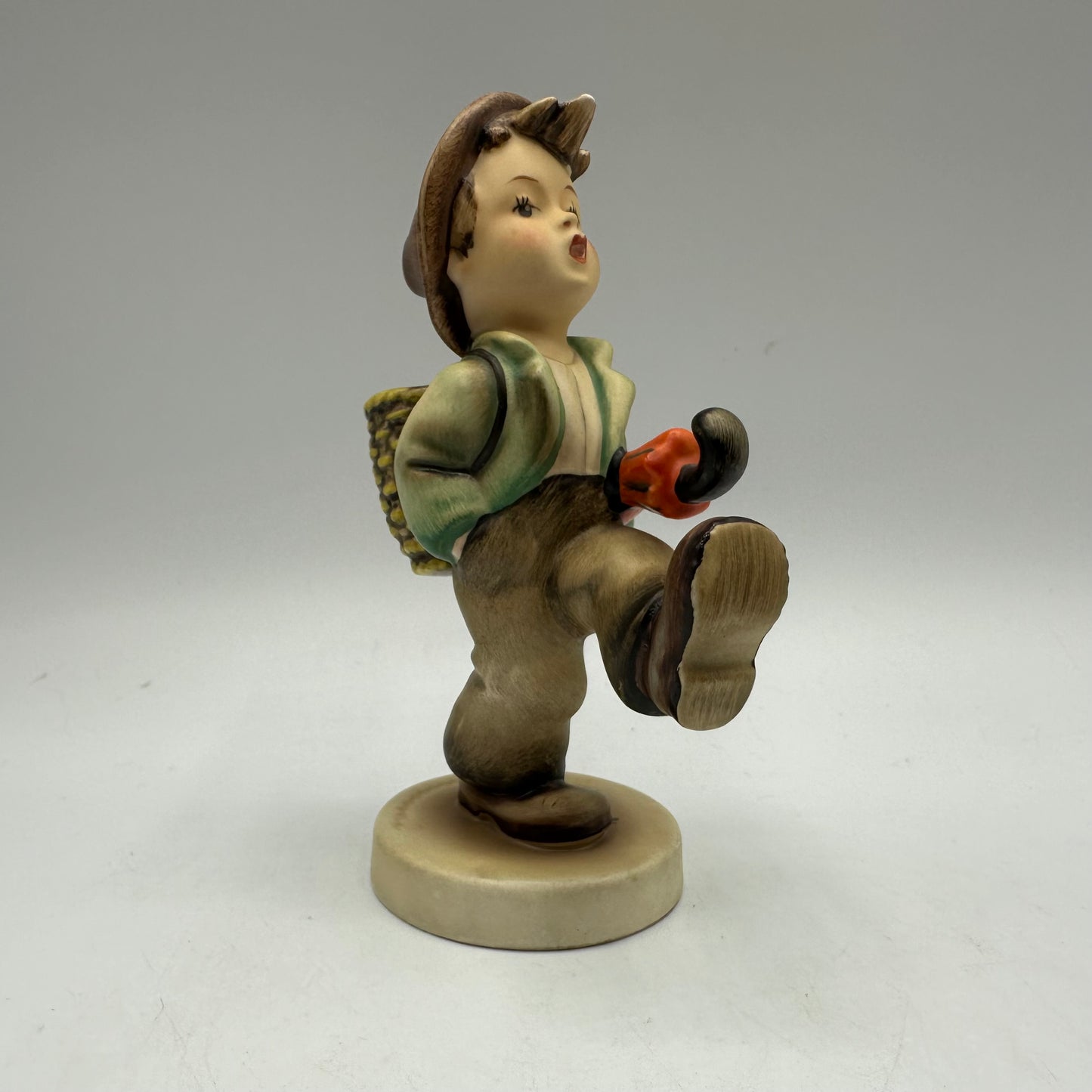 Goebel Hummel Figurine "Globe Trotter" TMK-2 Full Bee