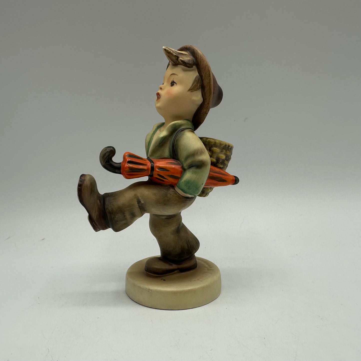 Goebel Hummel Figurine "Globe Trotter" TMK-2 Full Bee