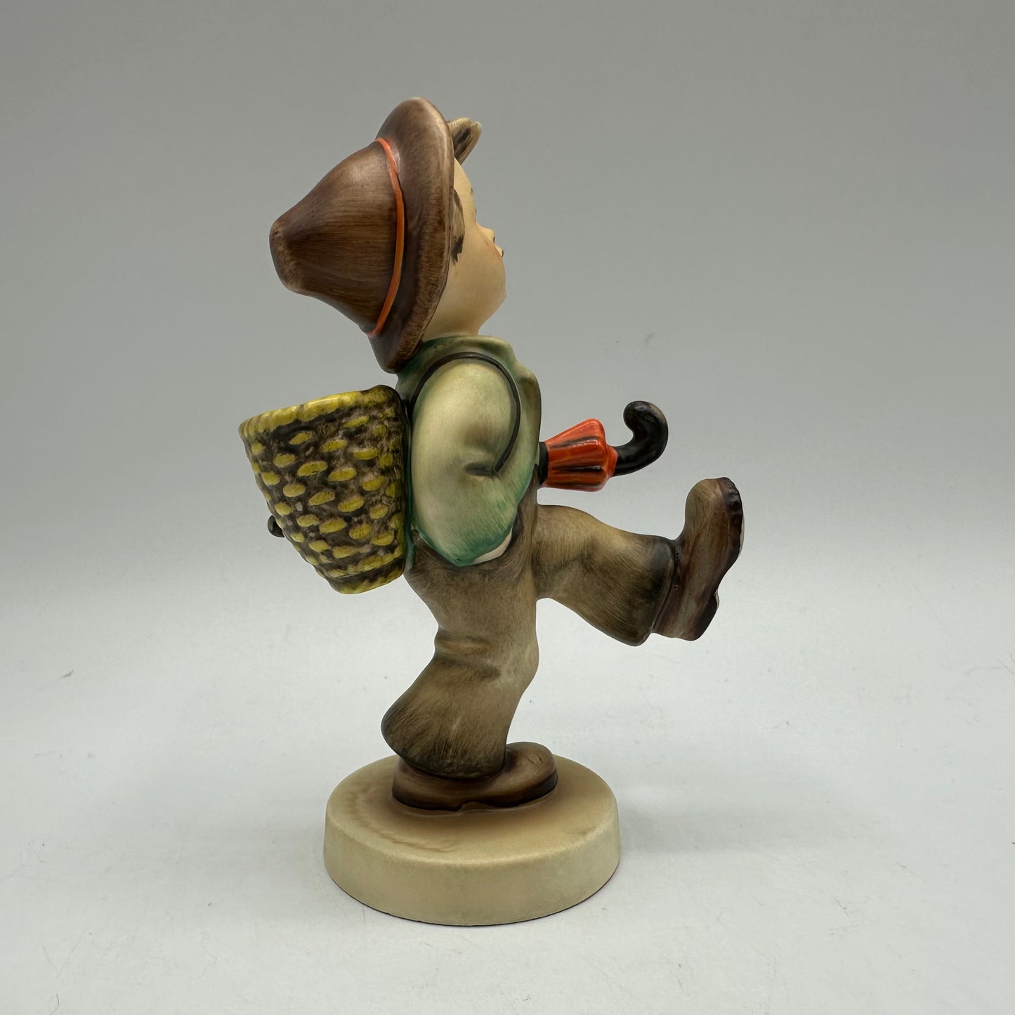 Goebel Hummel Figurine "Globe Trotter" TMK-2 Full Bee