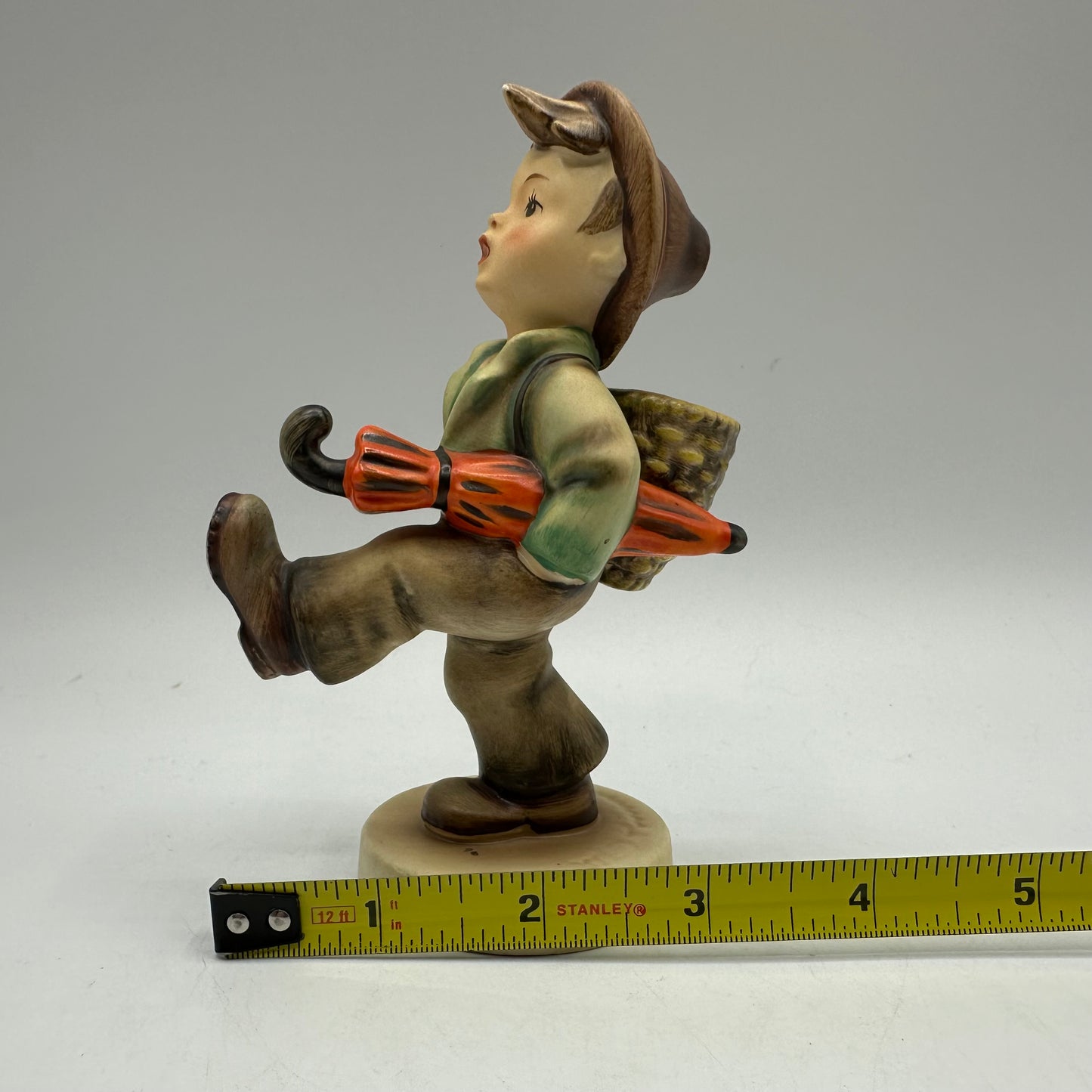 Goebel Hummel Figurine "Globe Trotter" TMK-2 Full Bee